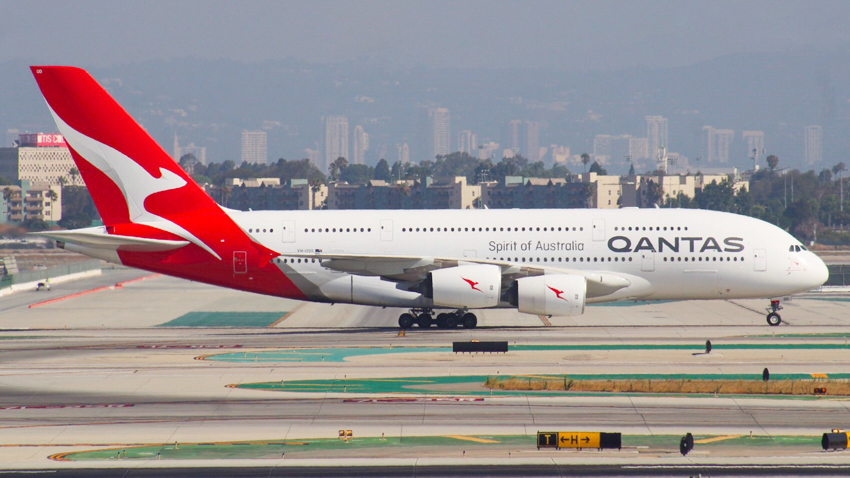 Full size: Qantas Airways Airbus A380-800 VH-OQD at Los Angeles International Airport
