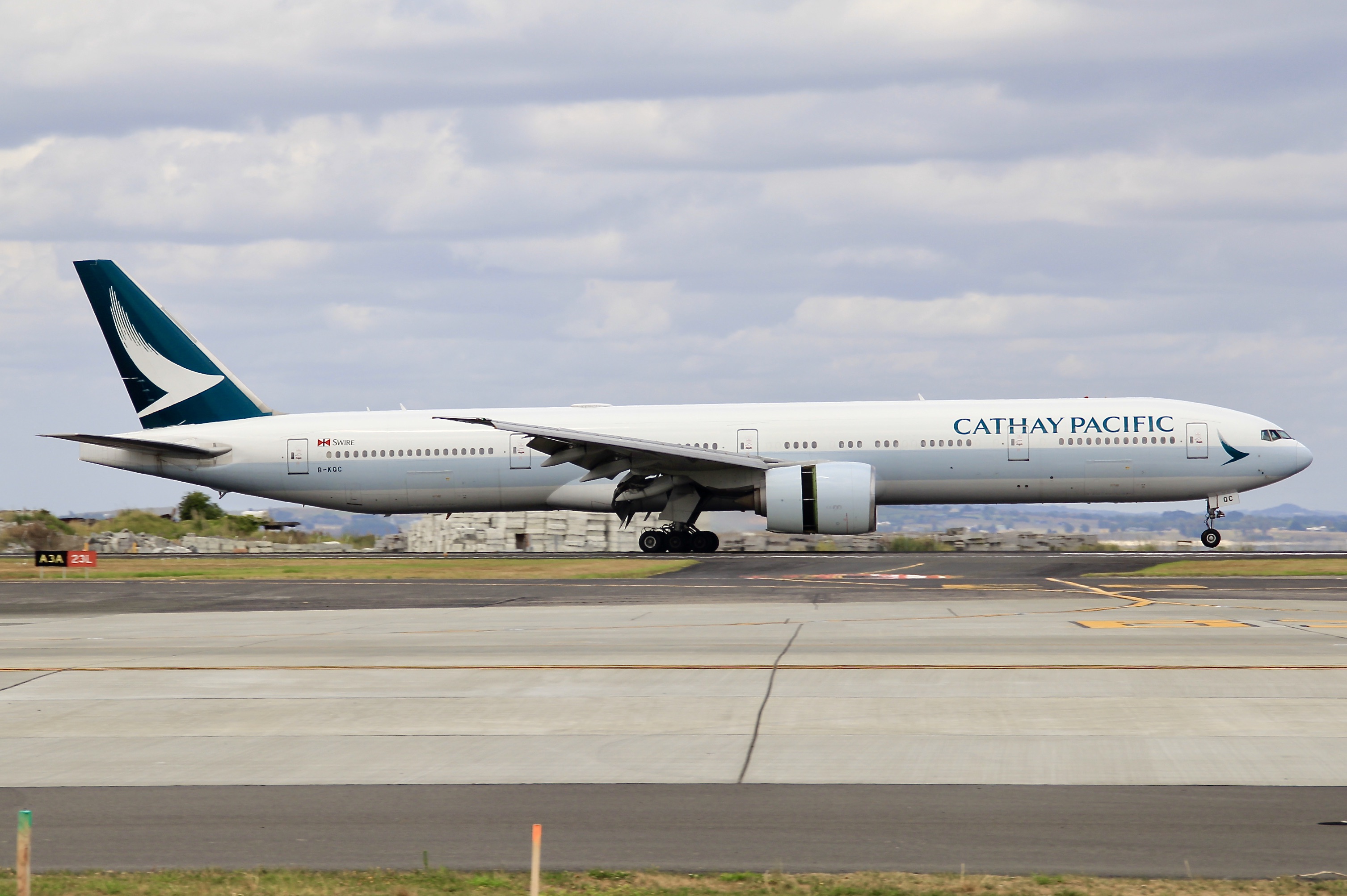 Full size: Cathay Pacific Boeing 777-300ER B-KQC at Auckland International Airport