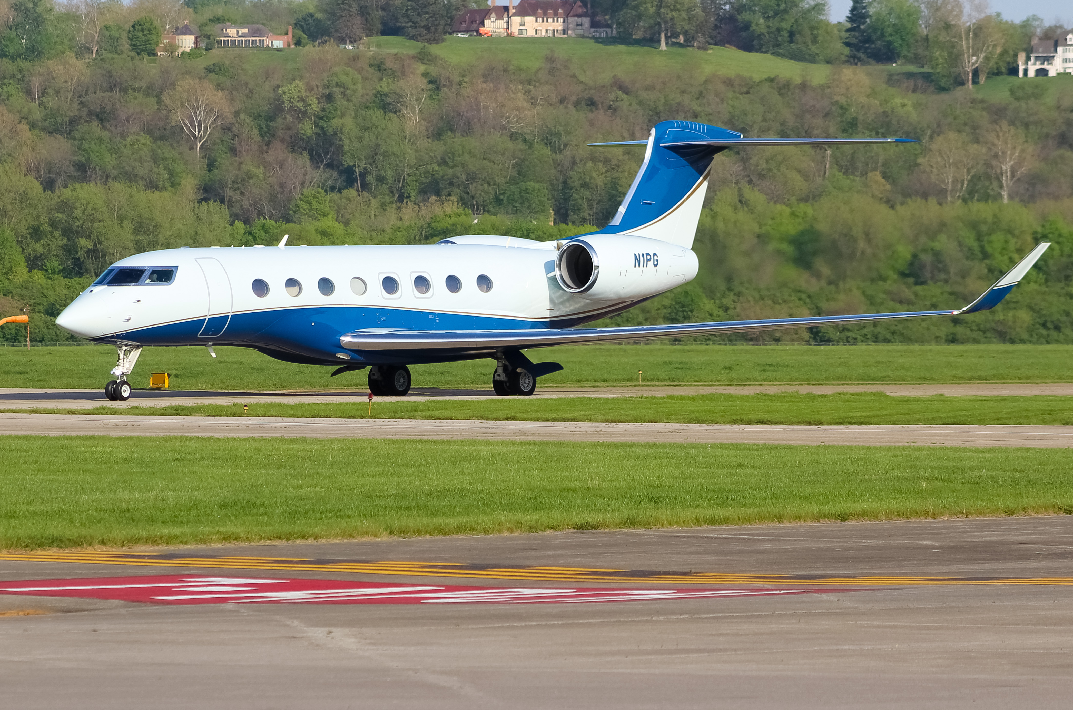 Full size: PRIVATE  Gulfstream G650 N1PG  at Cincinnati Municipal Airport/Lunken Field