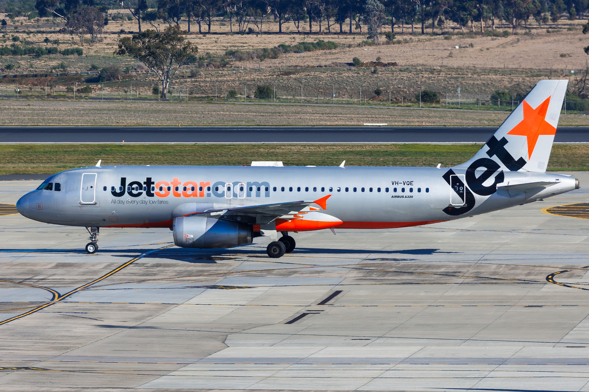 Full size: JetStar Airways Airbus A320 VH-VQE at Melbourne Airport