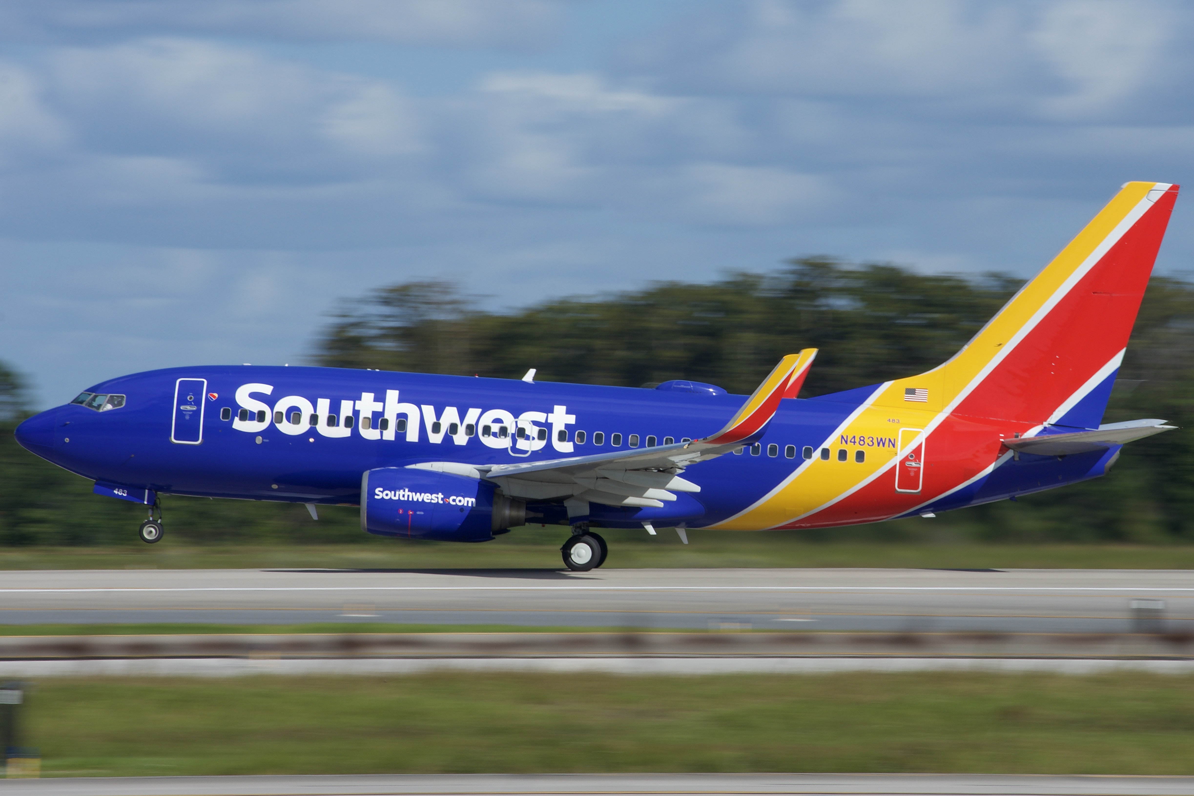 Full size: Southwest Airlines Boeing 737-700 N483WN at Orlando International Airport