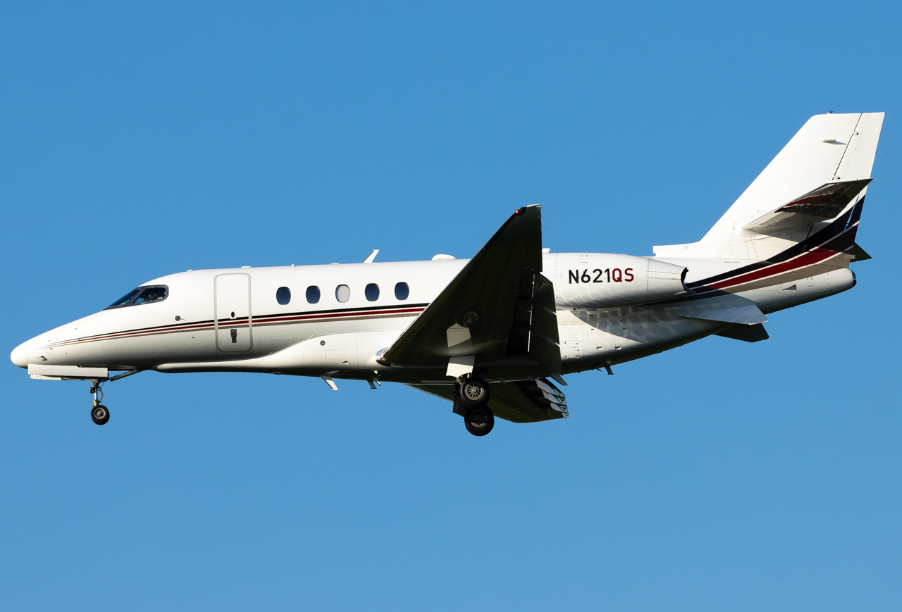 Full size: NetJets Cessna 680 Citation Sovereign N621QS at Pittsburgh International Airport