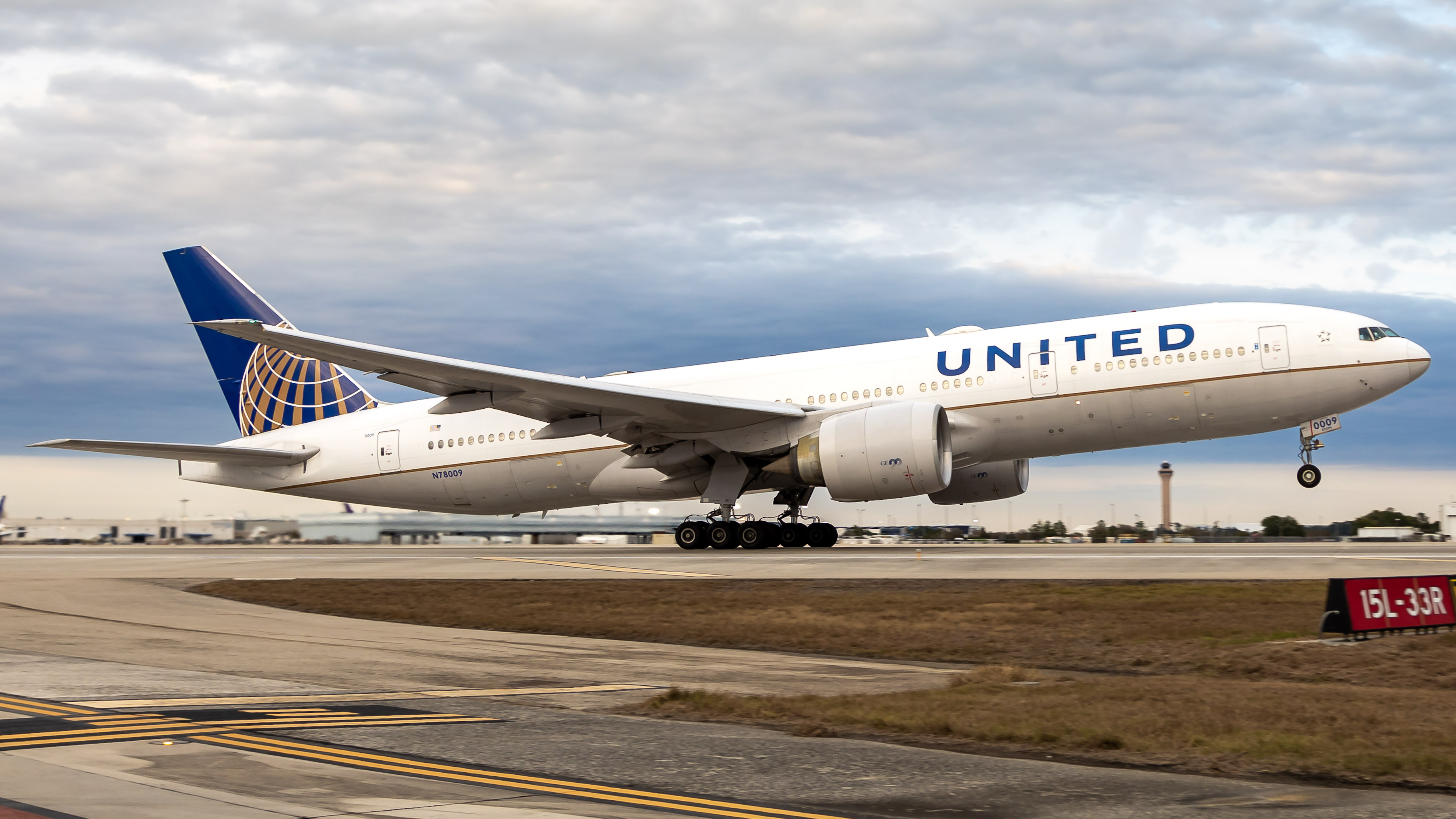 Full size: United Airlines Boeing 777-200ER N78009 at Houston-George Bush Intercontinental Airport