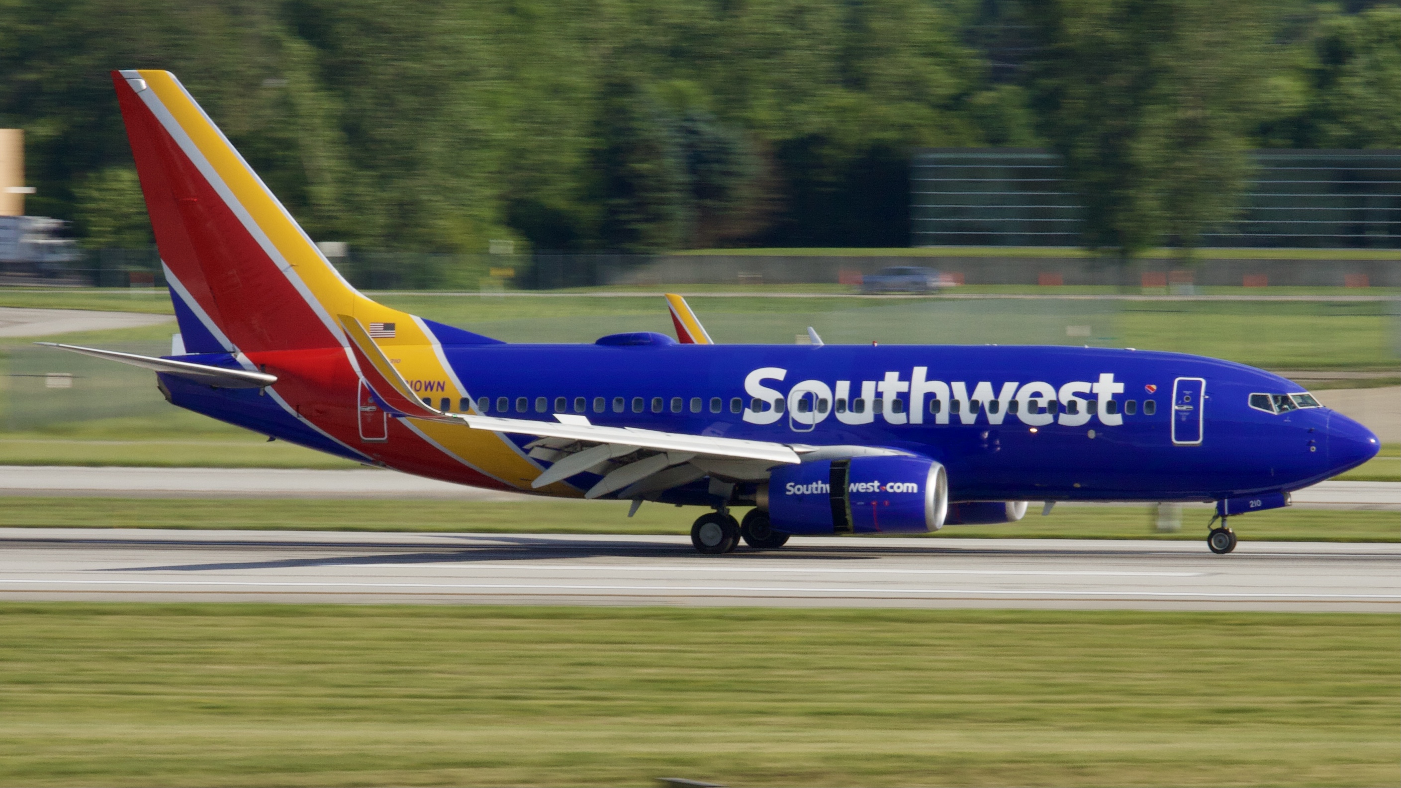 Full size: Southwest Airlines Boeing 737-700 N210WN at John Glenn Columbus International Airport