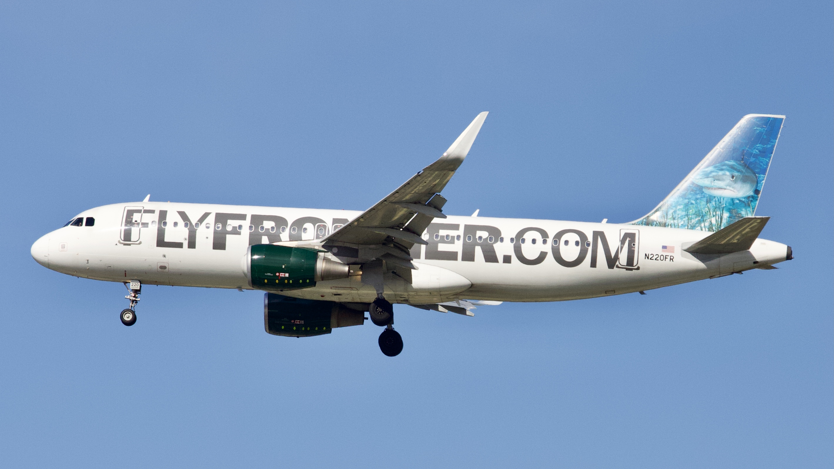 Full size: Frontier Airlines Airbus A320 N220FR at Houston-George Bush Intercontinental Airport