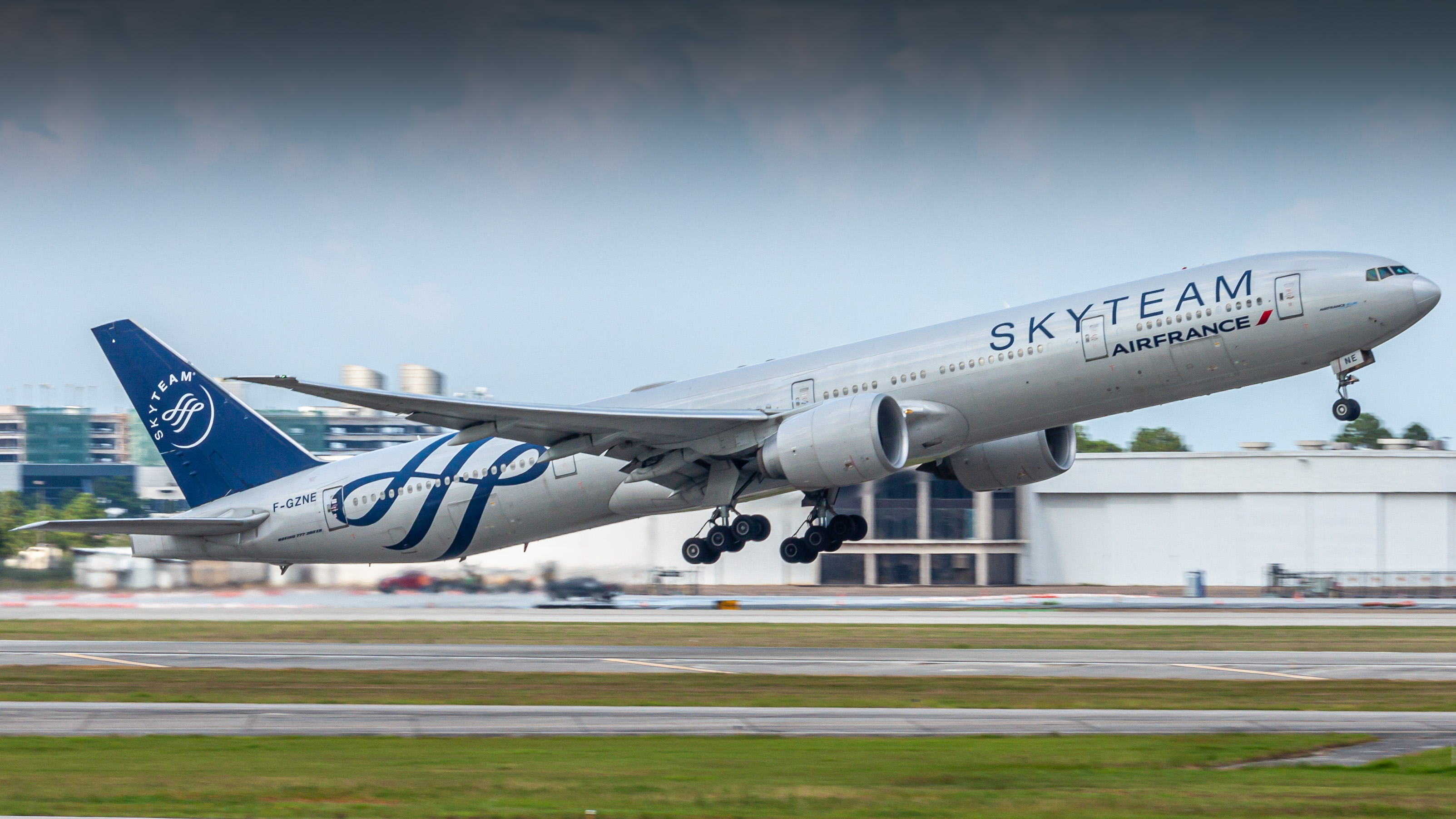 Full size: Air France Boeing 777-300ER F-GZNE at Houston-George Bush Intercontinental Airport