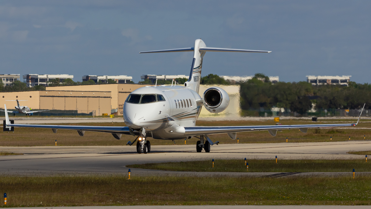 Full size: PRIVATE Bombardier Challenger 300 N865WW at Naples Municipal Airport