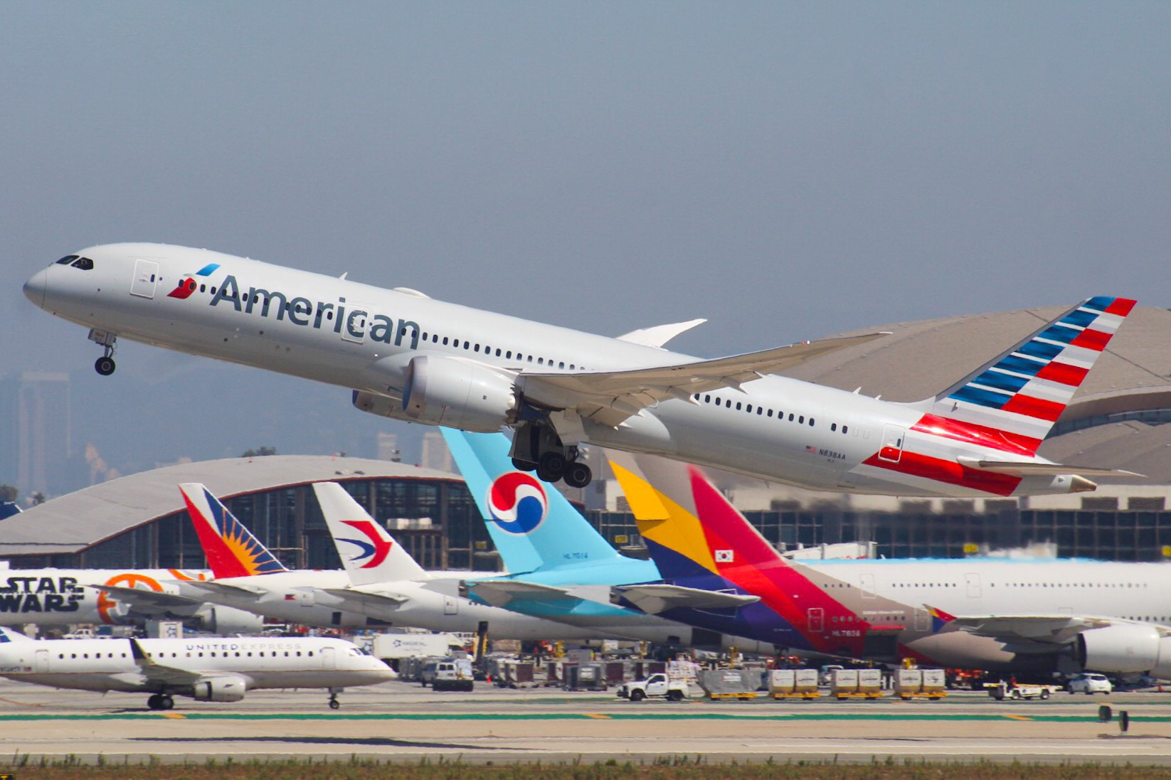 Full size: American Airlines Boeing 787-9 N838AA at Los Angeles International Airport