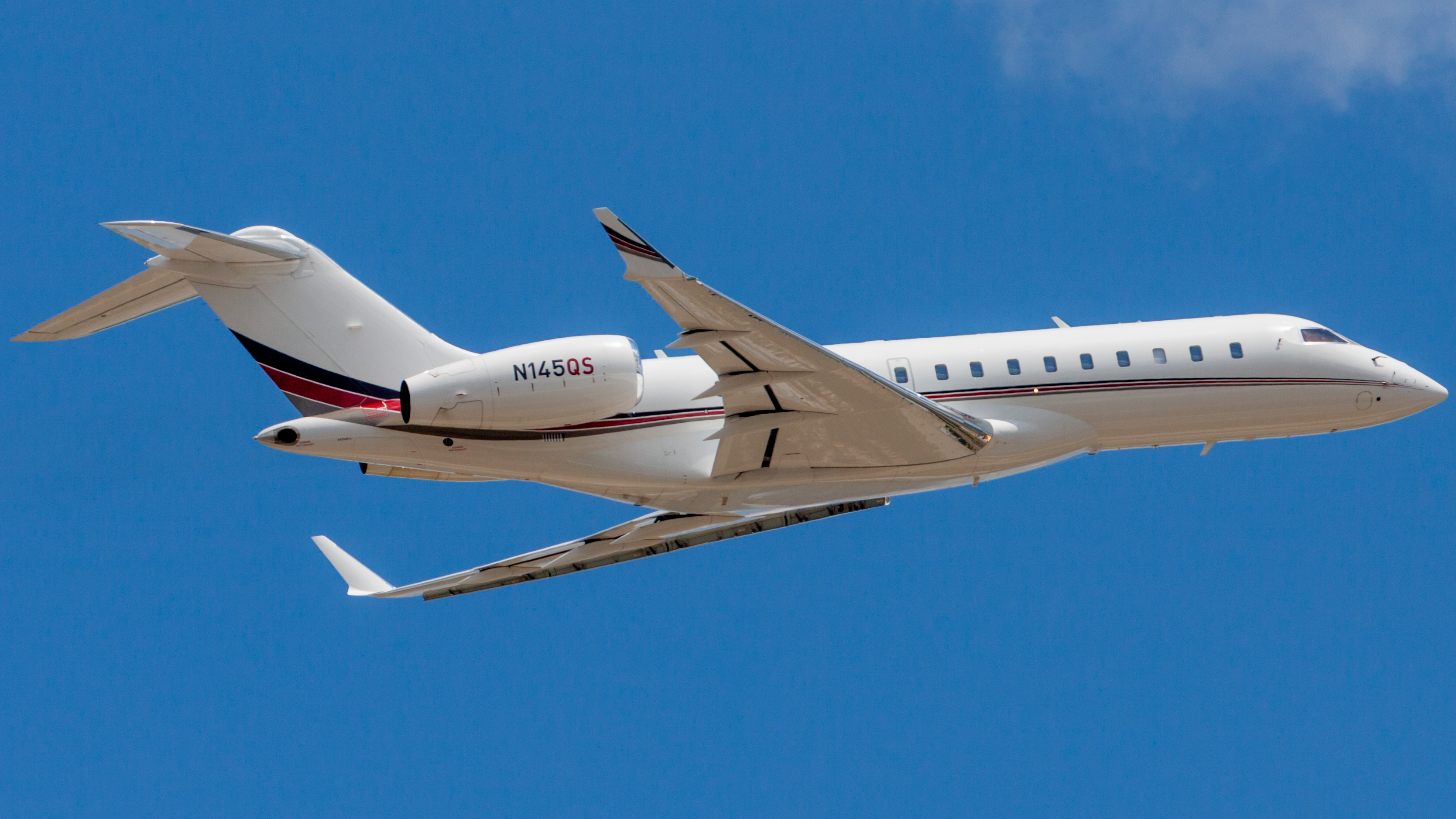 Full size: NetJets Bombardier Global 6000 N145QS at Houston-George Bush Intercontinental Airport