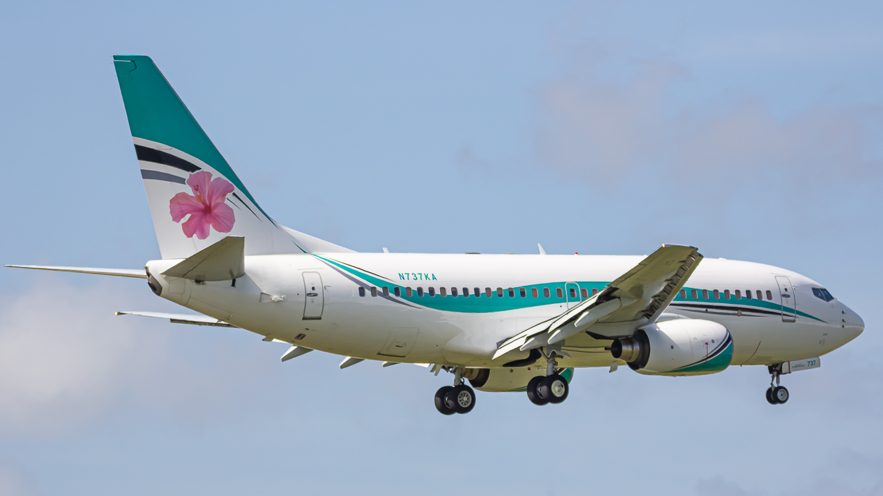 Full size: Kaiser Air Boeing 737-700 N737KA at Miami International Airport