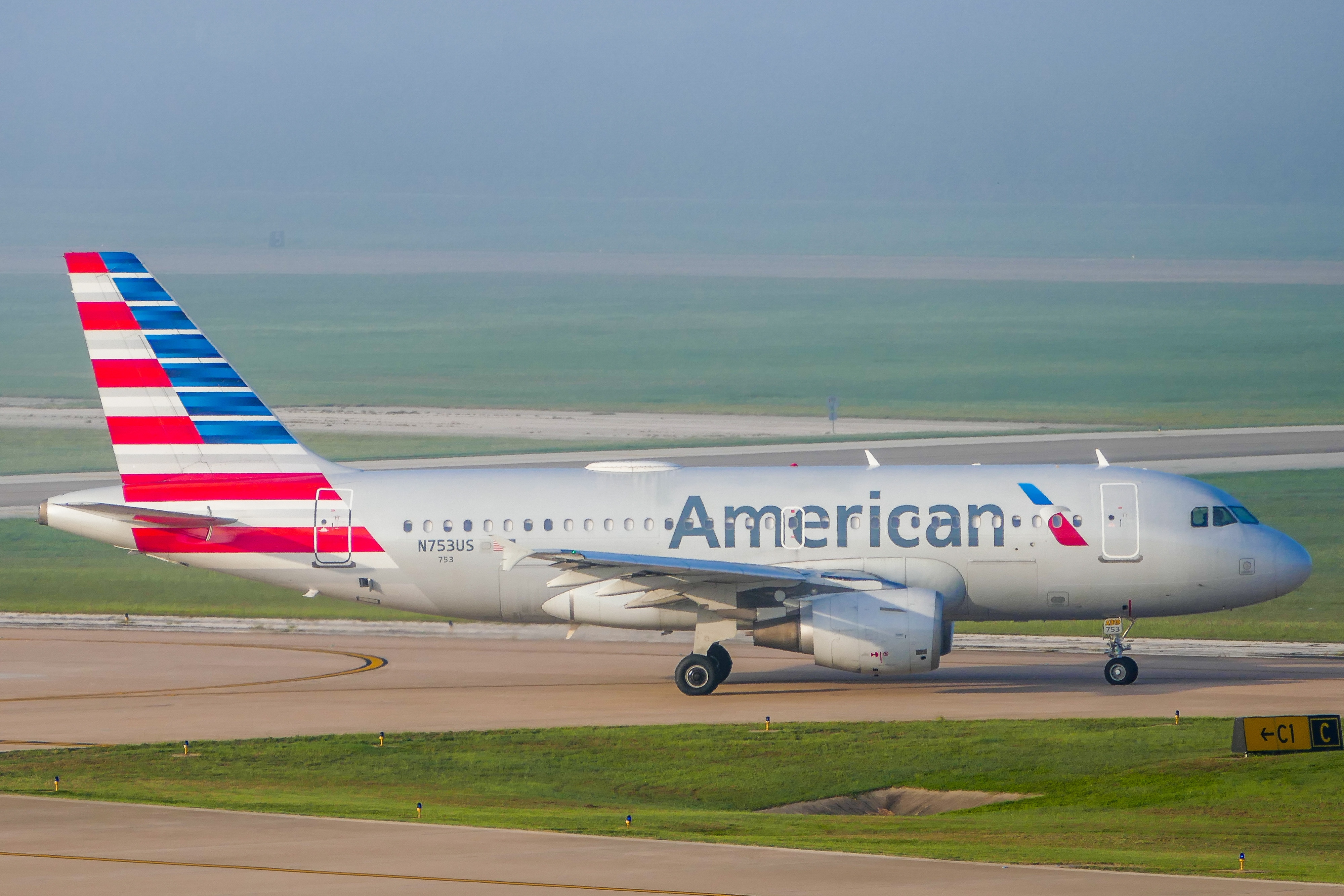 Full size: American Airlines Airbus A319 N753US at Austin-Bergstrom International Airport