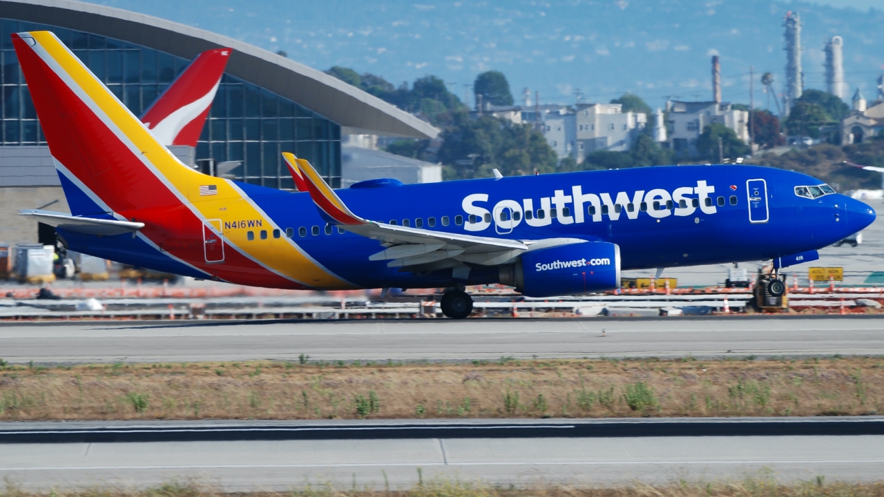 Full size: Southwest Airlines Boeing 737-700 N416WN at Los Angeles International Airport