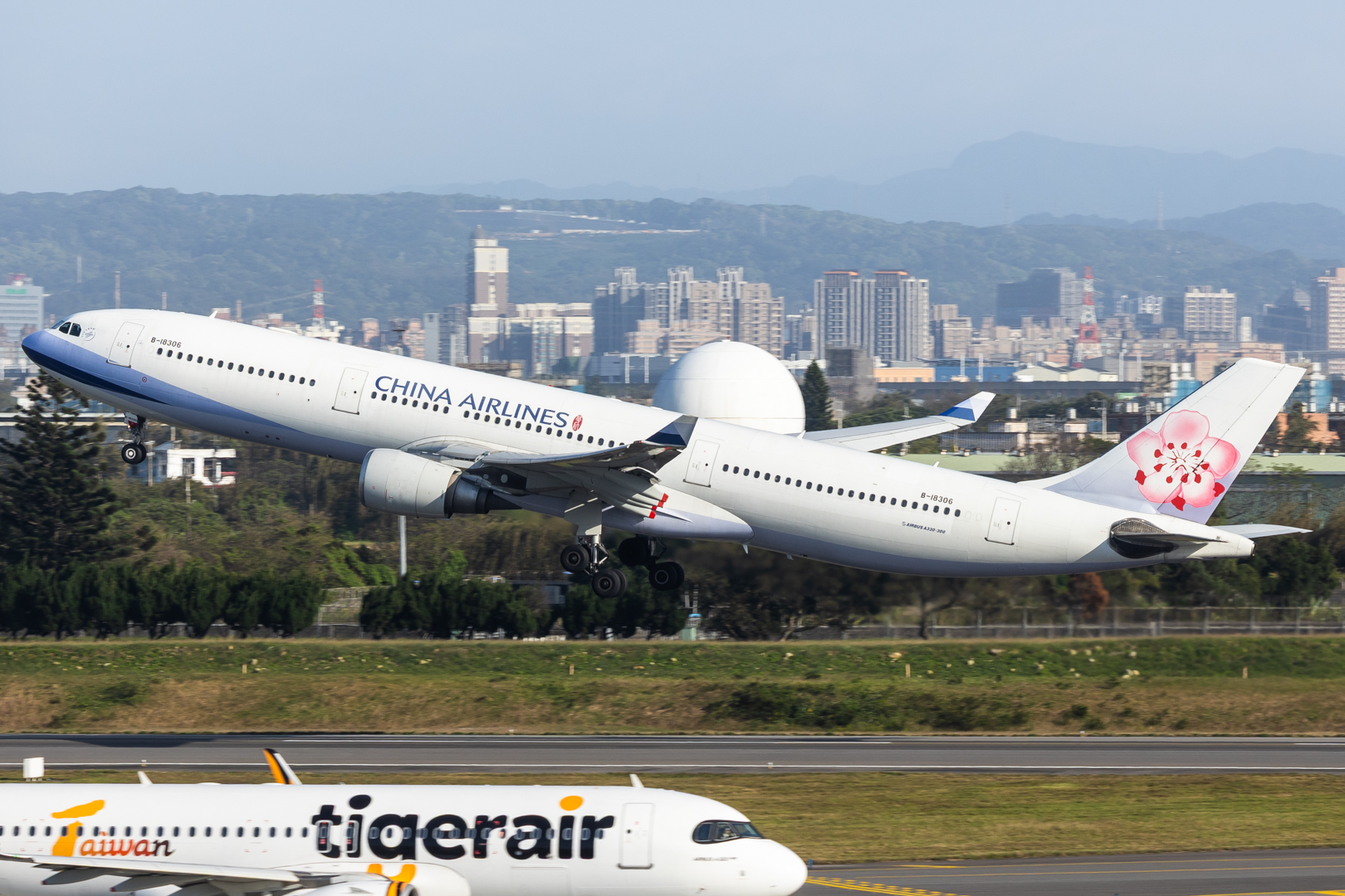 Full size: China Airlines Airbus A330-300 B-18306 at Taiwan Taoyuan International Airport