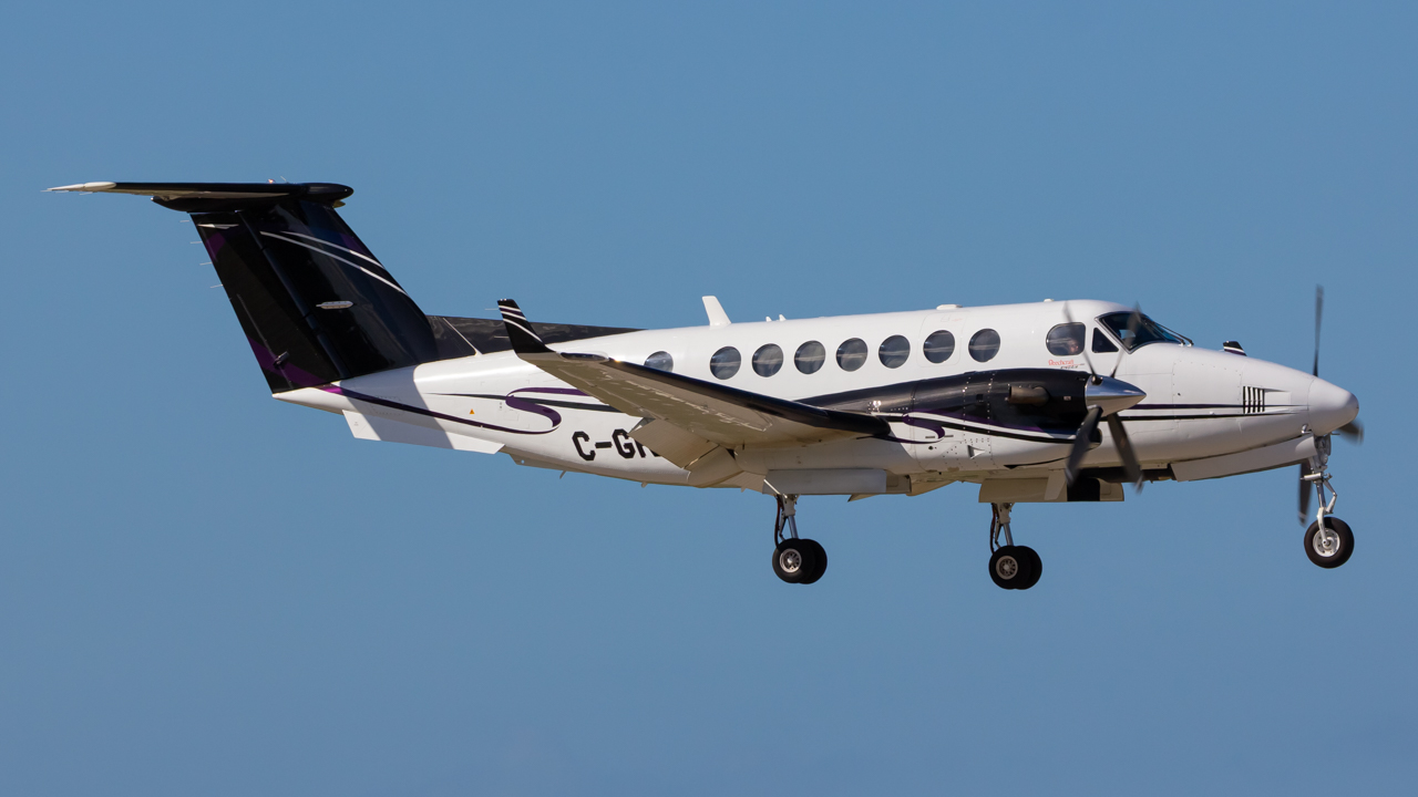 Full size: PRIVATE Beechcraft King Air 350 C-GRGF at Naples Municipal Airport