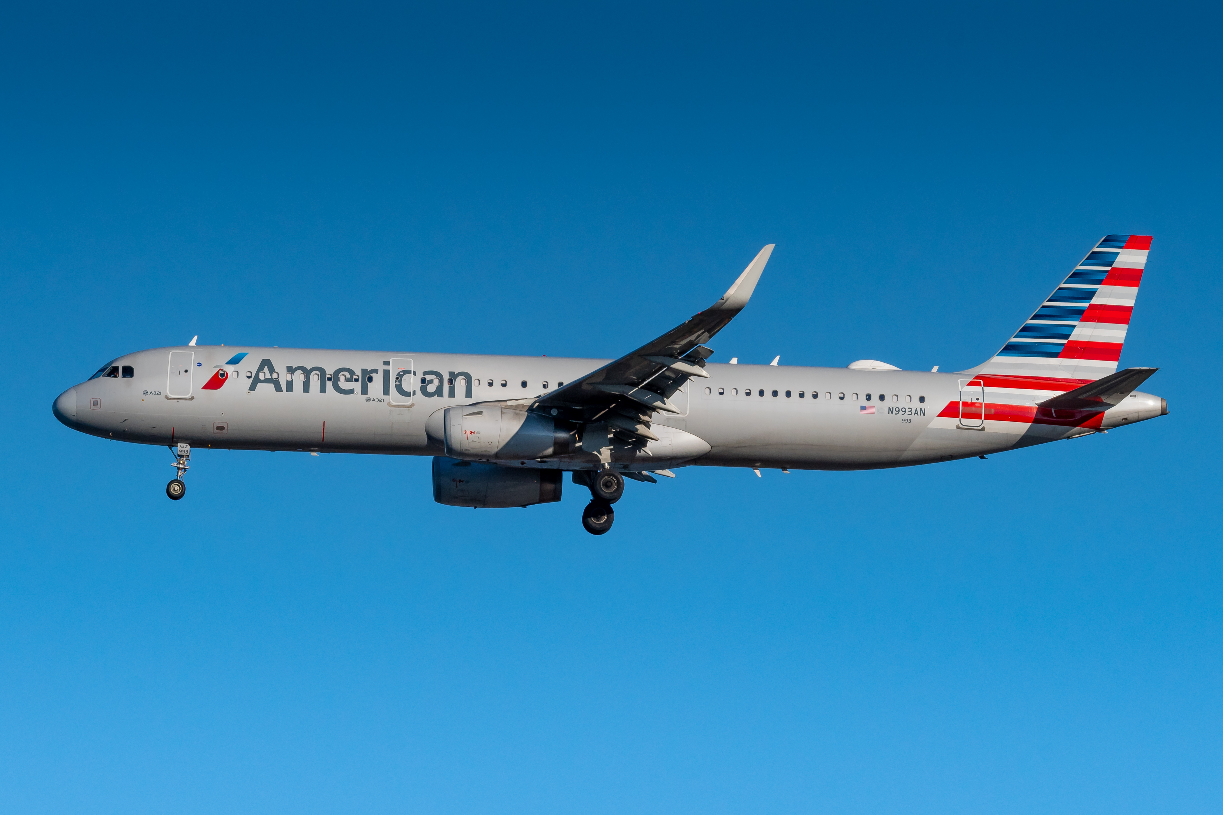 Full size: American Airlines Airbus A321-200 N993AN at General Edward Lawrence Logan International Airport