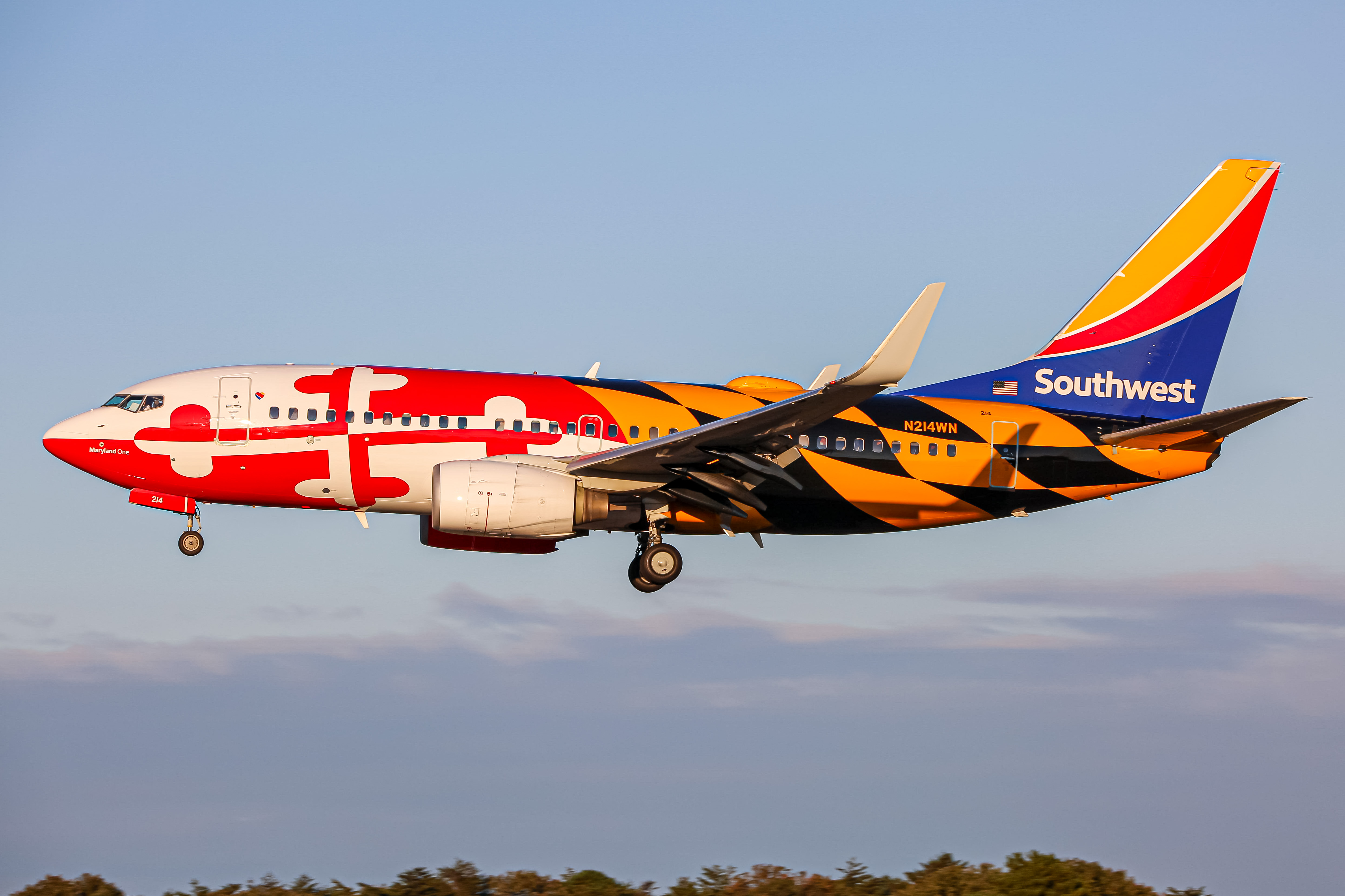 Full size: Southwest Airlines Boeing 737-700 N214WN at Baltimore/Washington International Thurgood Marshall Airport