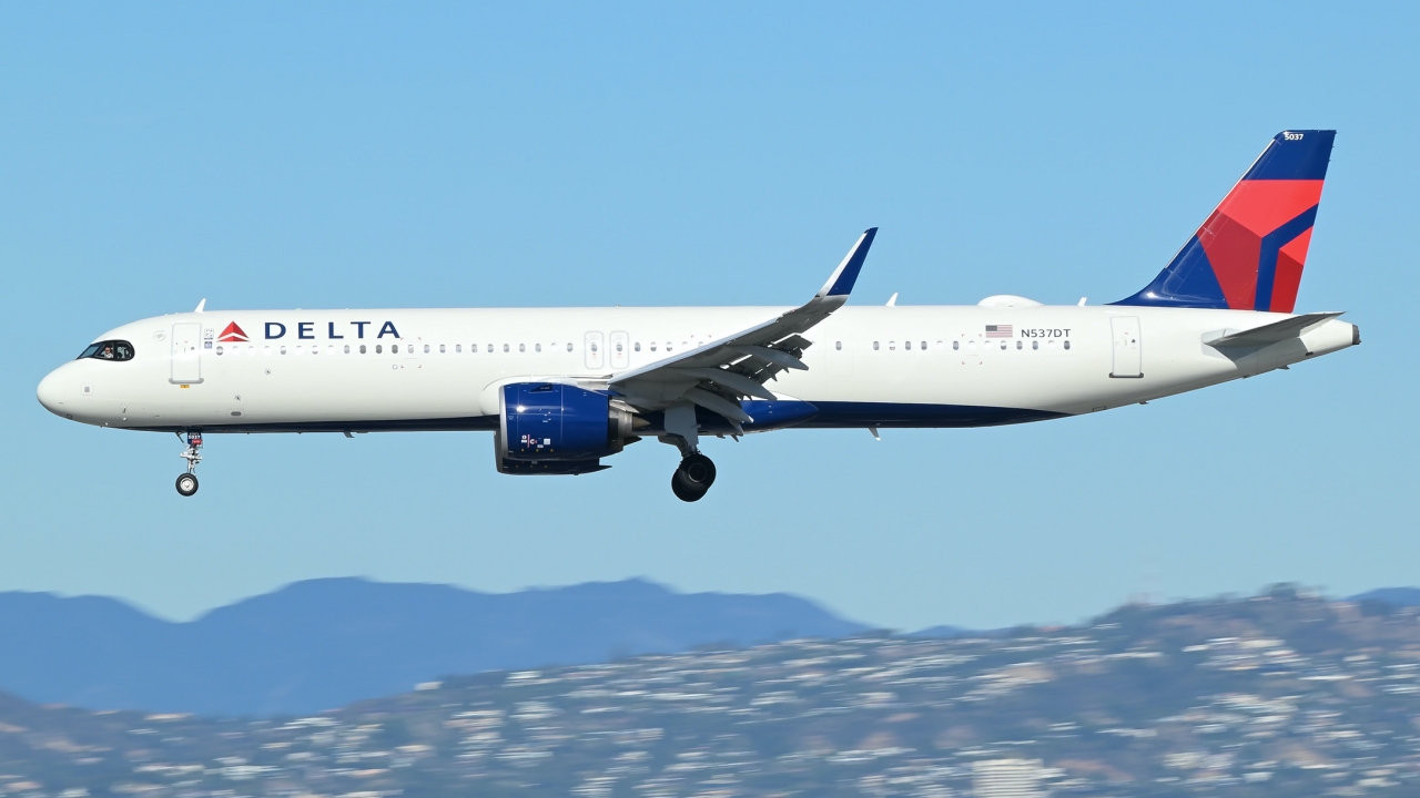 Full size: Delta Airlines Airbus A321NEO N537DT at Los Angeles International Airport