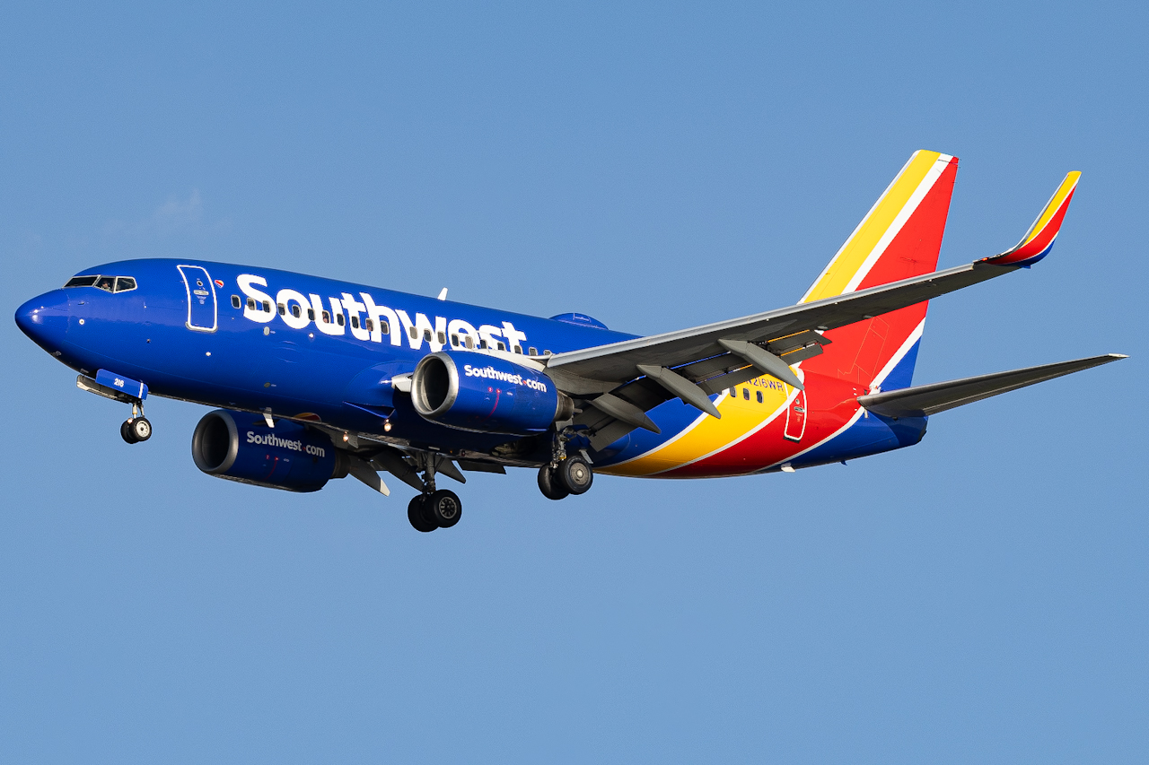 Full size: Southwest Airlines Boeing 737-700 N216WR at Tampa International Airport