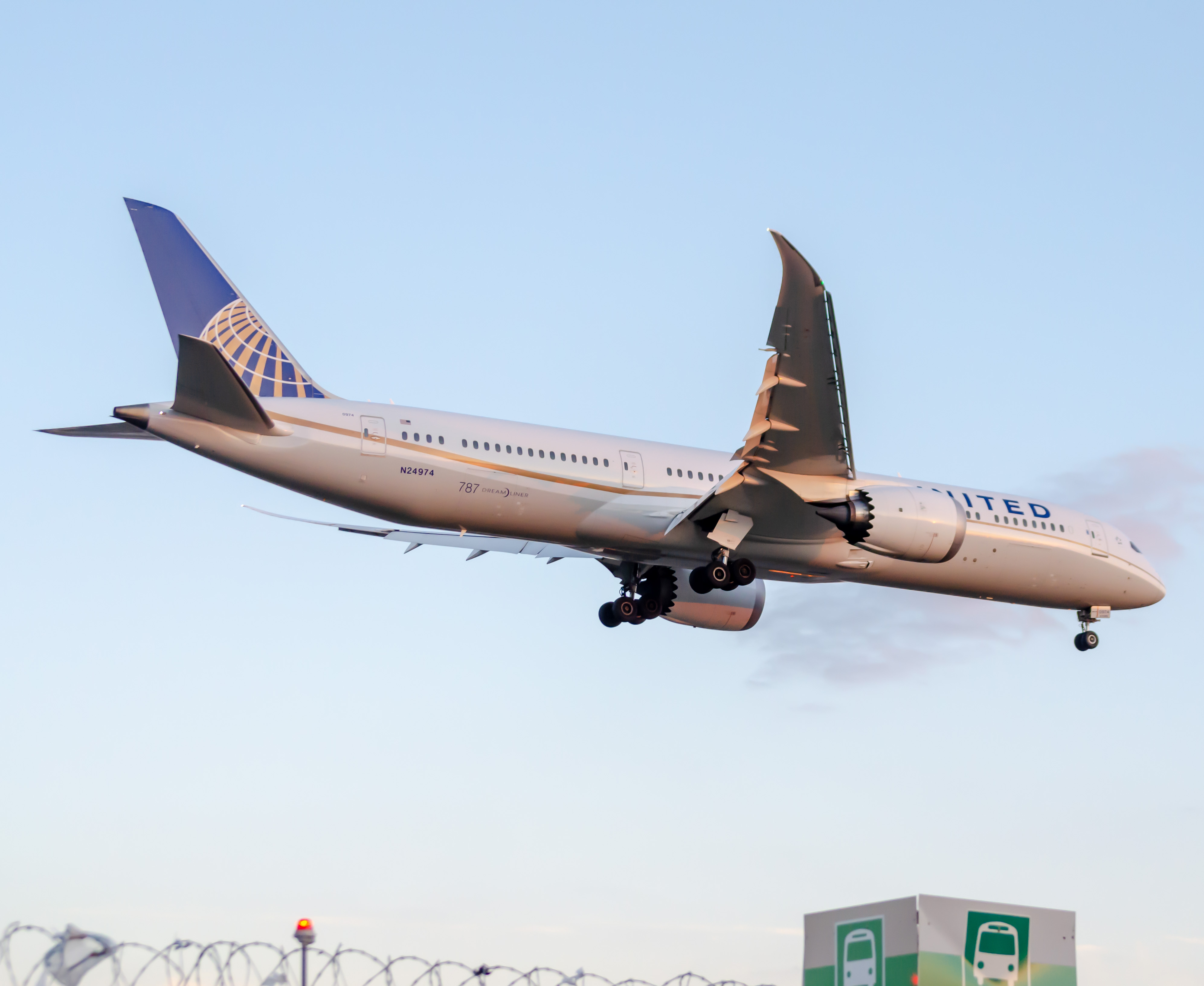 Full size: United Airlines Boeing 787-9 N24974 at Newark Liberty International Airport