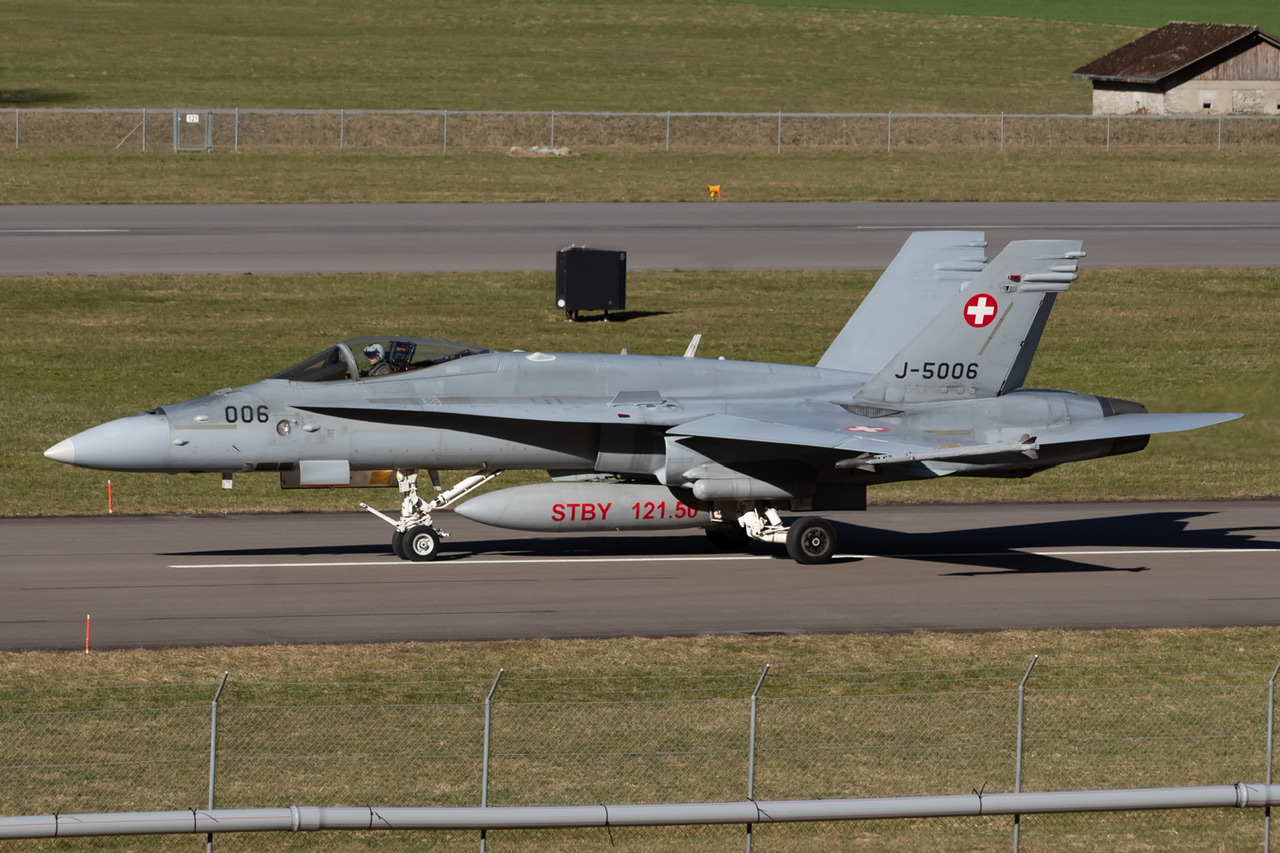 Full size: Swiss Air Force McDonnel Douglas F/A-18 Hornet J-5006 at 