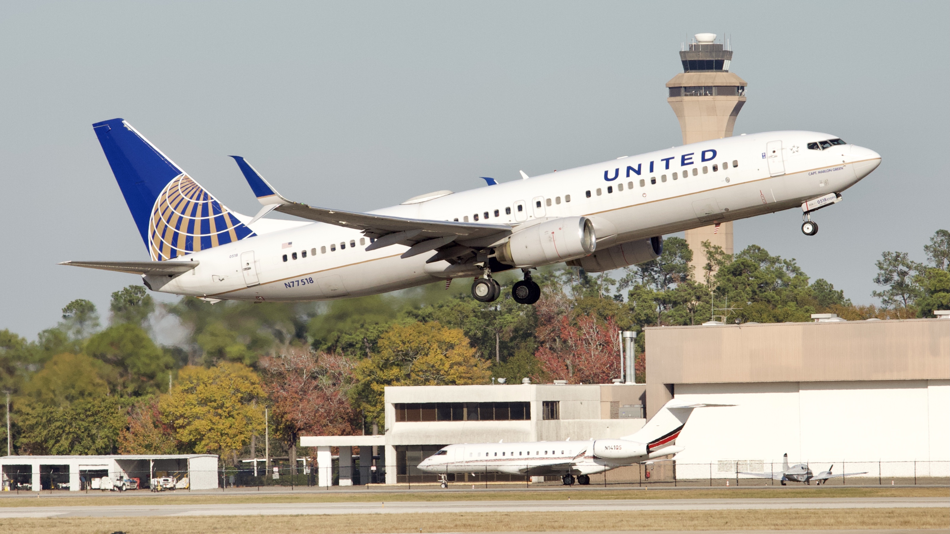 Full size: United Airlines Boeing 737-800 N77518 at Houston-George Bush Intercontinental Airport