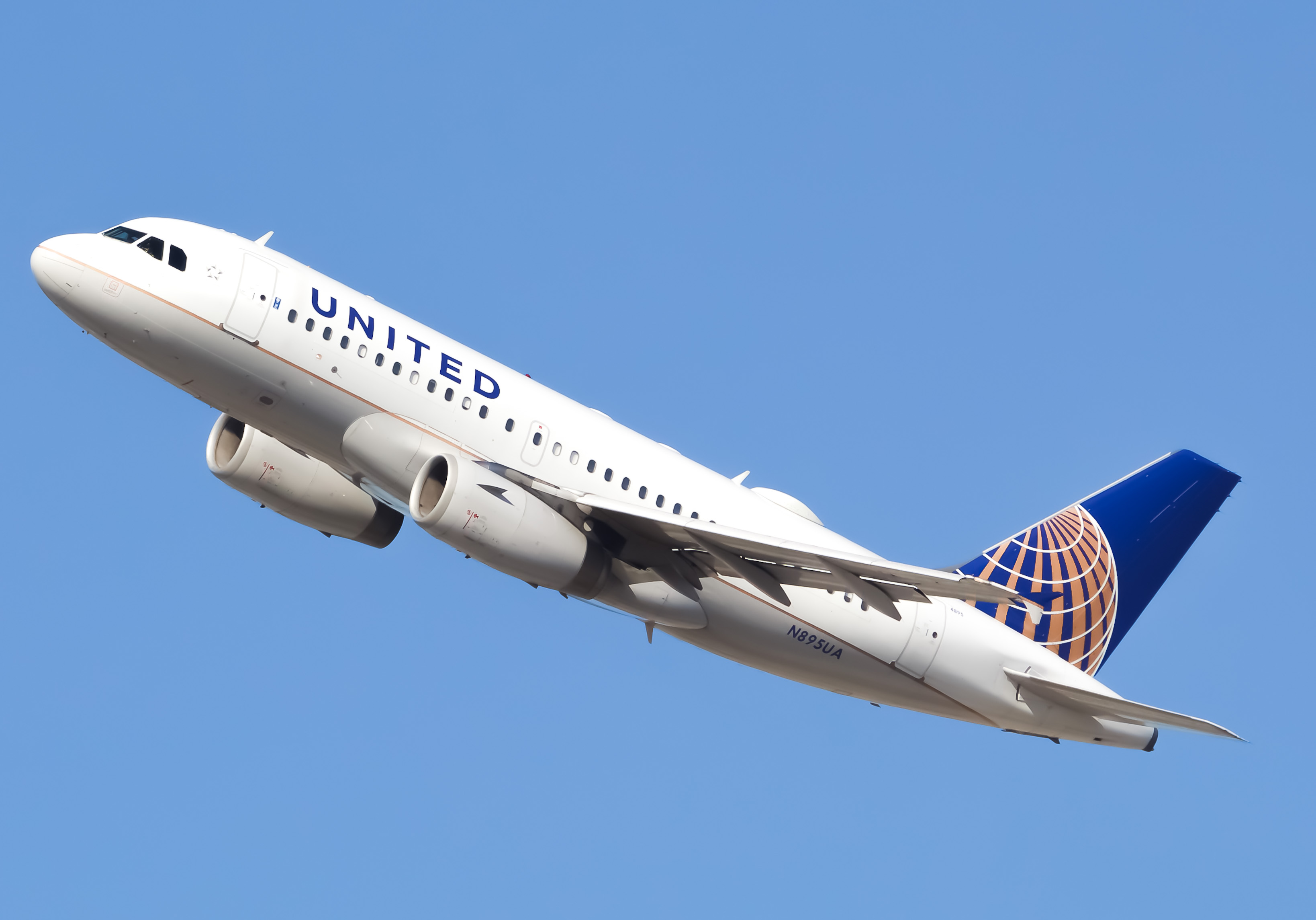Full size: United Airlines Airbus A319 N895UA at Newark Liberty International Airport