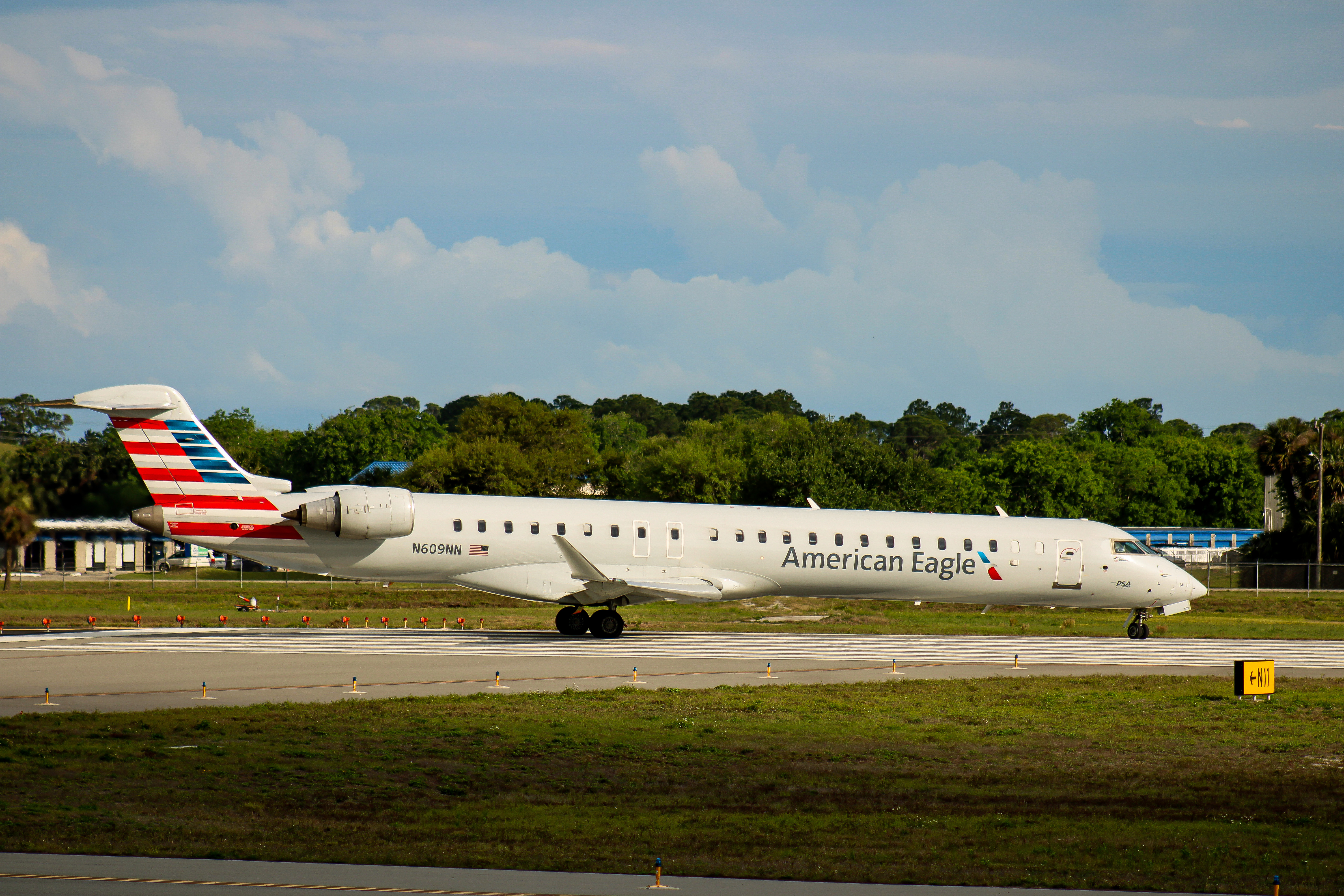 Full size: American Airlines Mitsubishi CRJ-900 N609NN at Daytona Beach International Airport