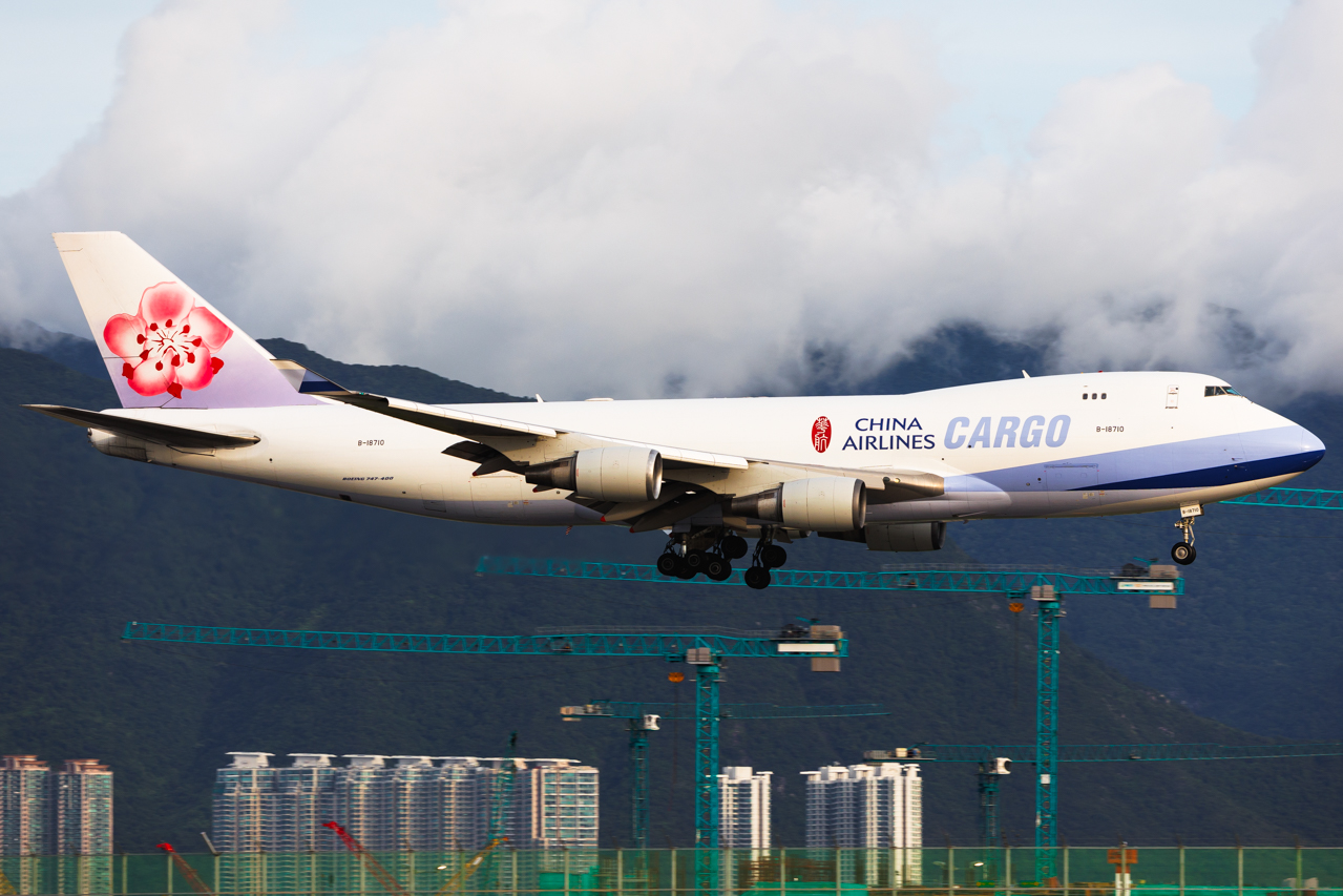 Full size: China Airlines Cargo Boeing 747-400F B-18710 at Hong Kong International Airport