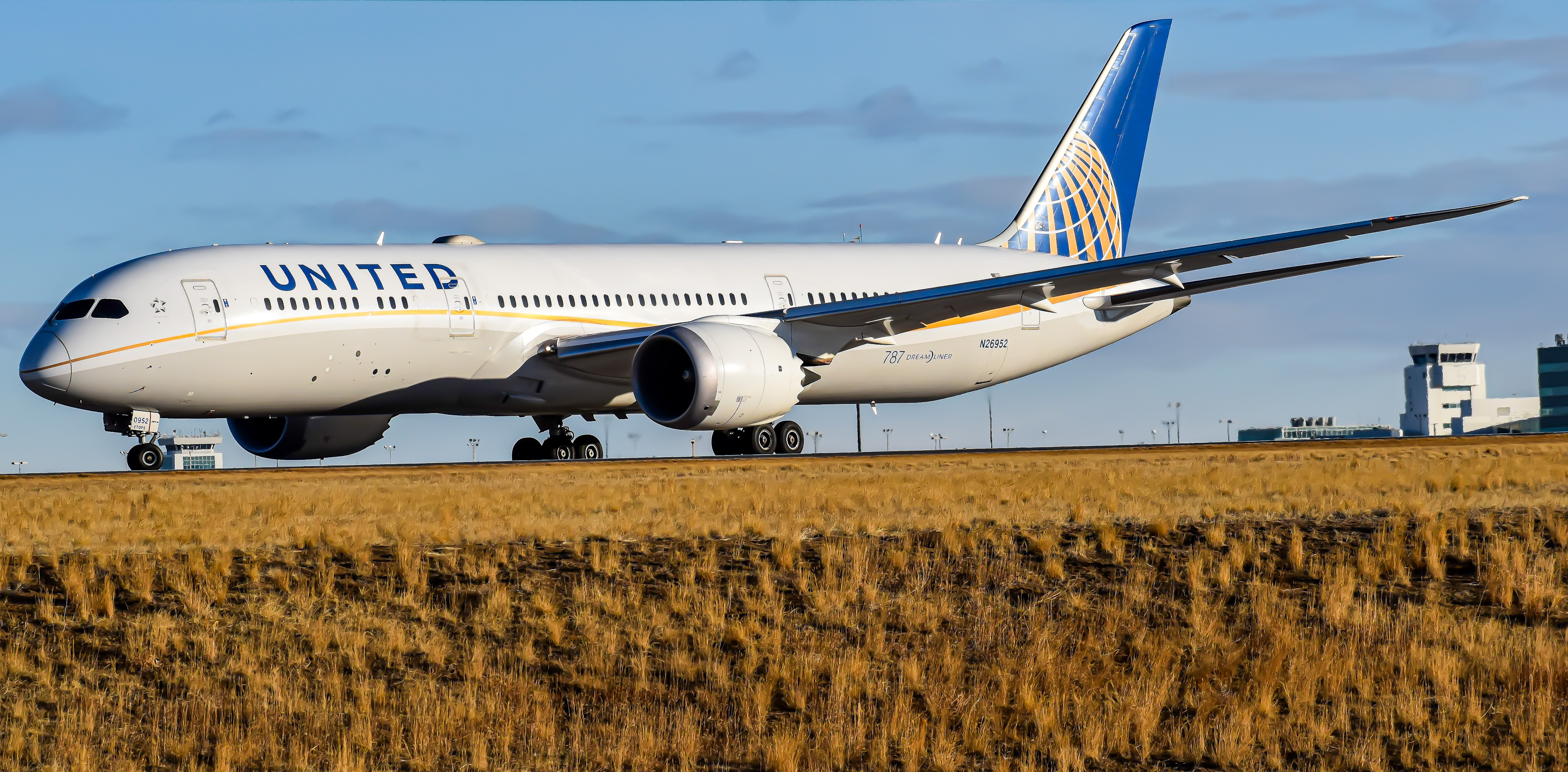Full size: United Airlines Boeing 787-9 N26952 at Denver International Airport