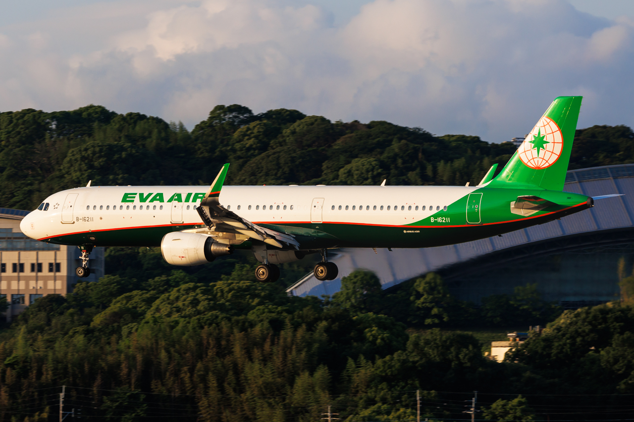 Full size: EVA Air Airbus A321-200 B-16211 at Fukuoka Airport
