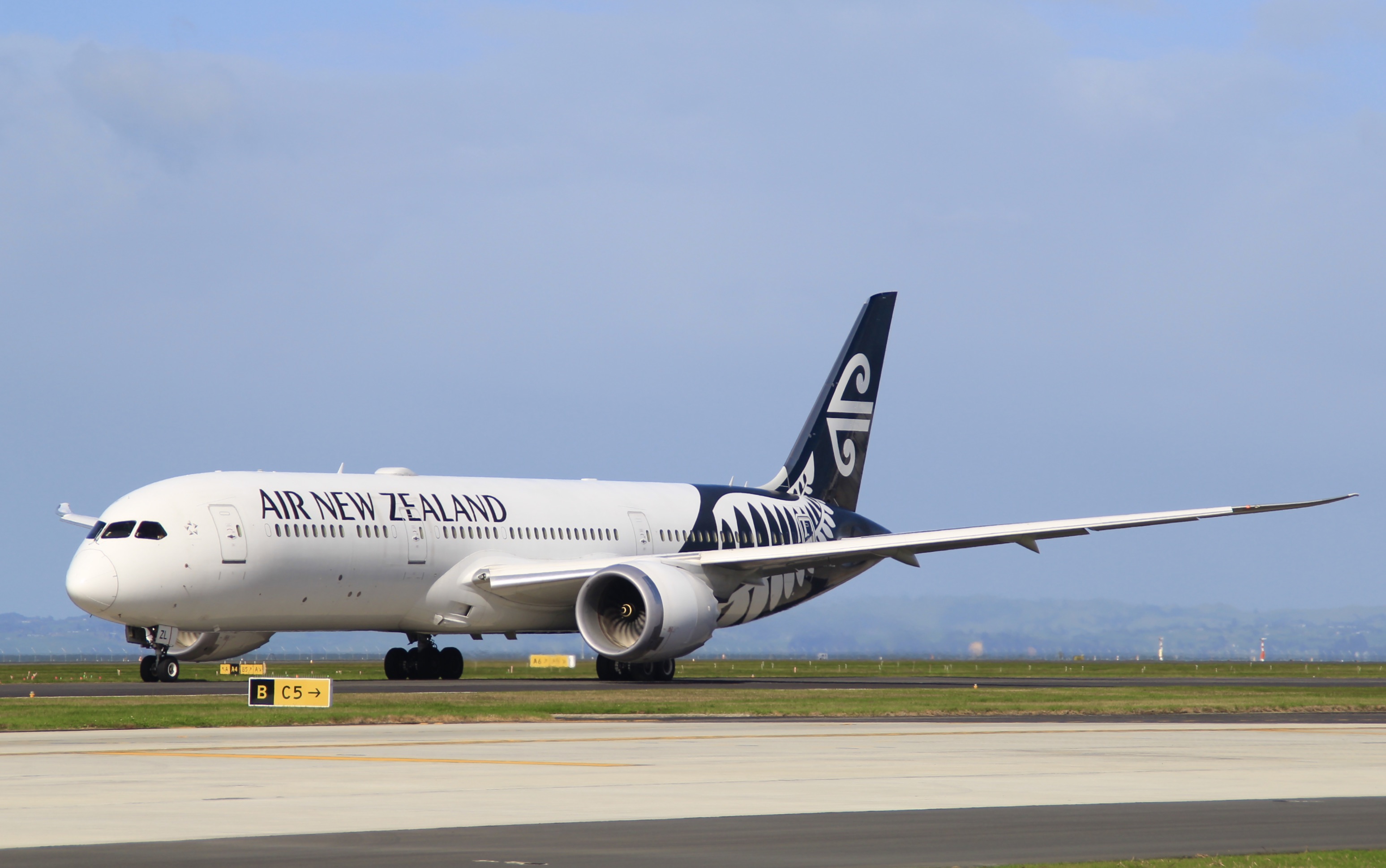 Full size: Air New Zealand Boeing 787-9 ZK-NZL at Auckland International Airport