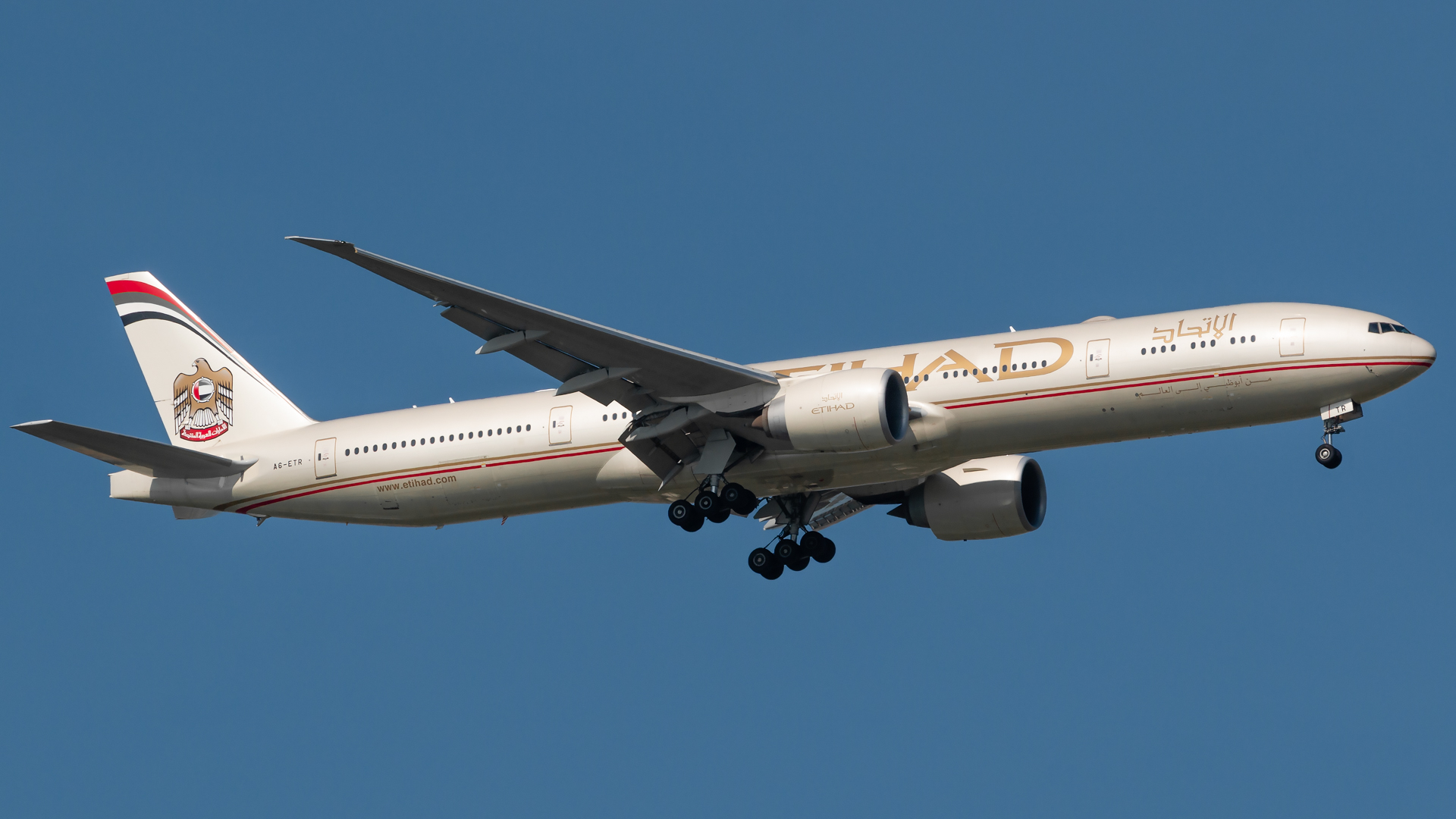 Full size: Etihad Airways Boeing 777-300ER A6-ETR at Singapore-Changi Airport