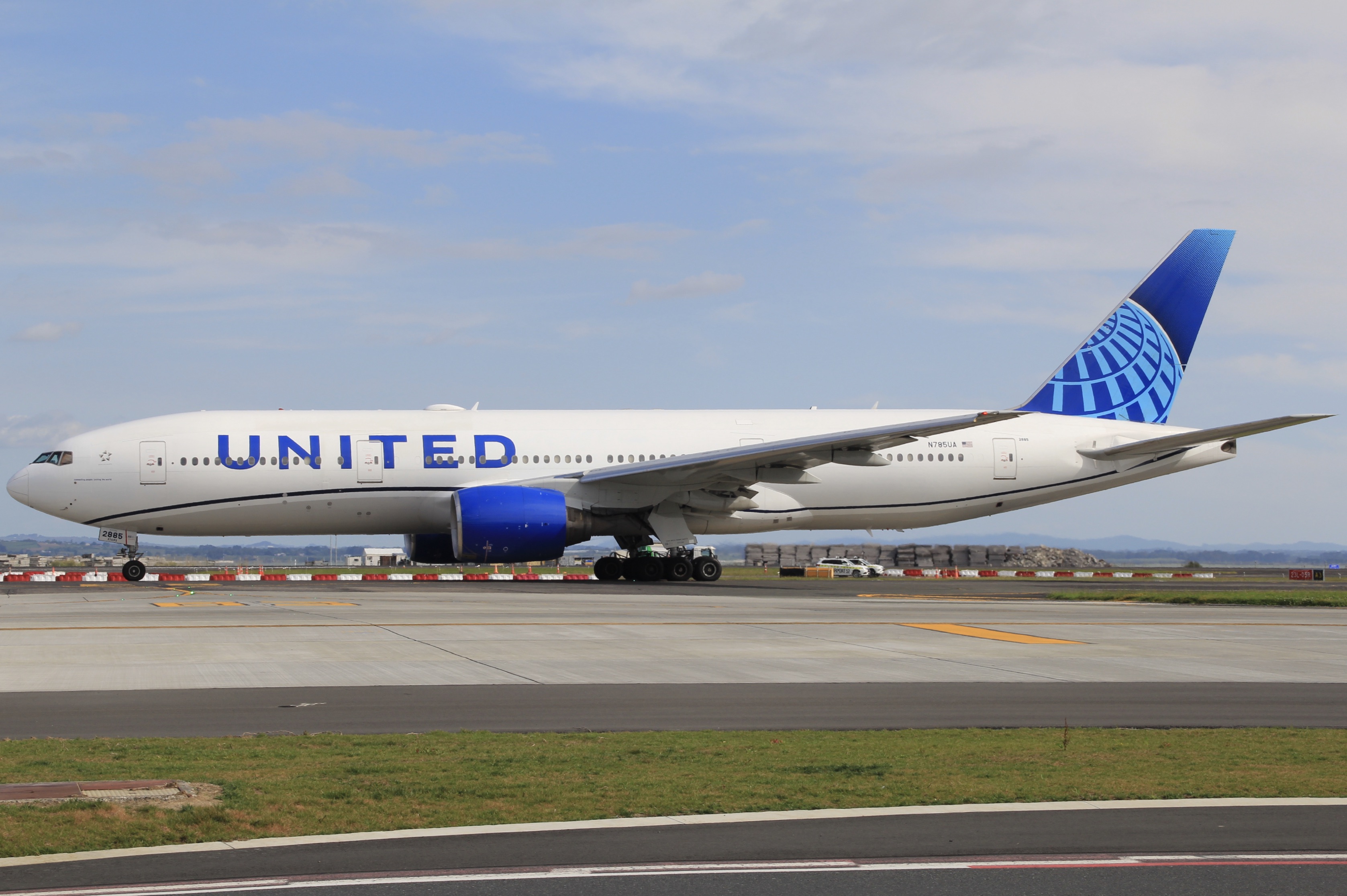 Full size: United Airlines Boeing 777-200 N785UA at Auckland International Airport