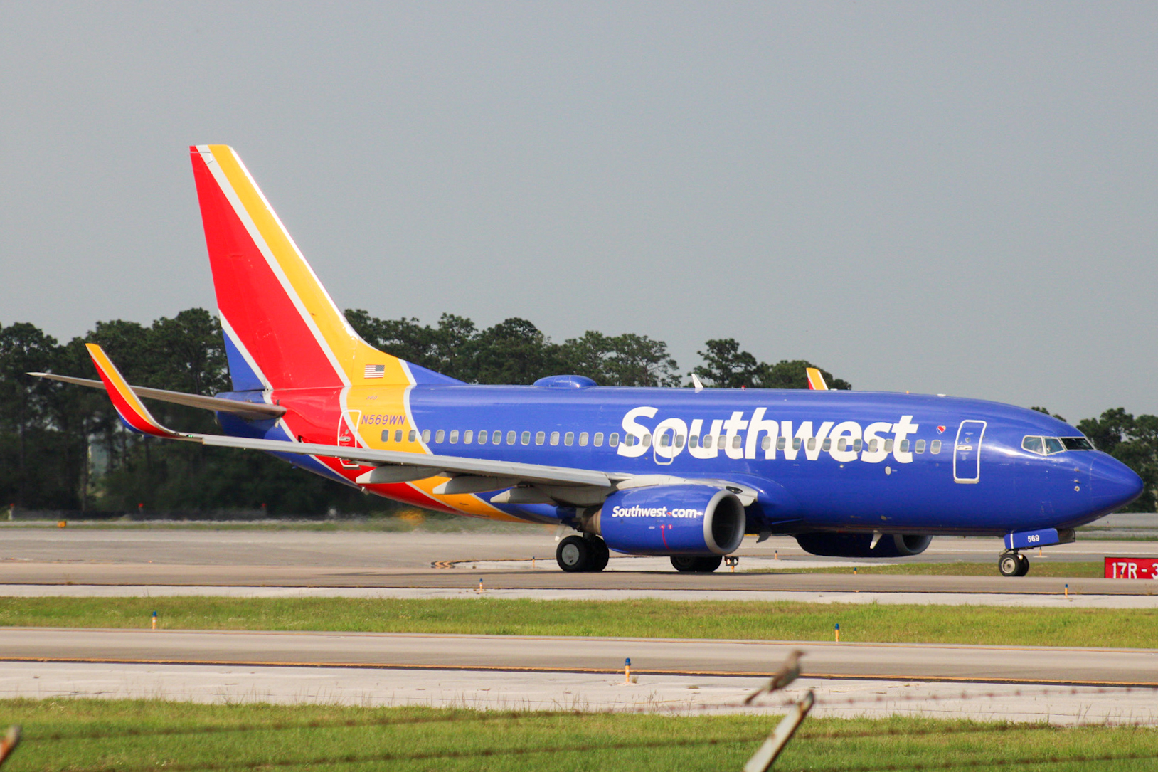 Full size: Southwest Airlines Boeing 737-700 N569WN at Orlando International Airport