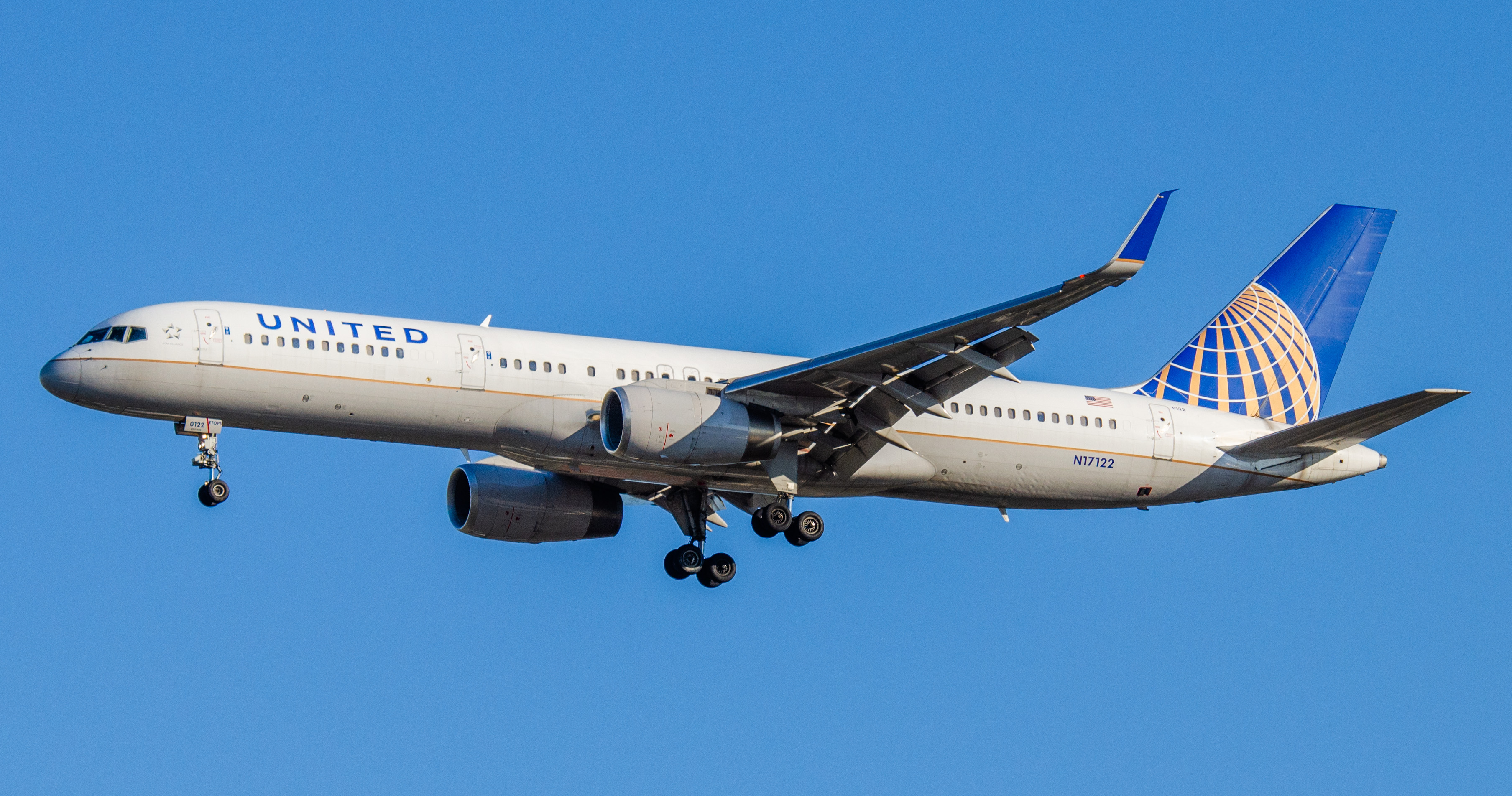 Full size: United Airlines Boeing 757-200 N17122 at Newark Liberty International Airport