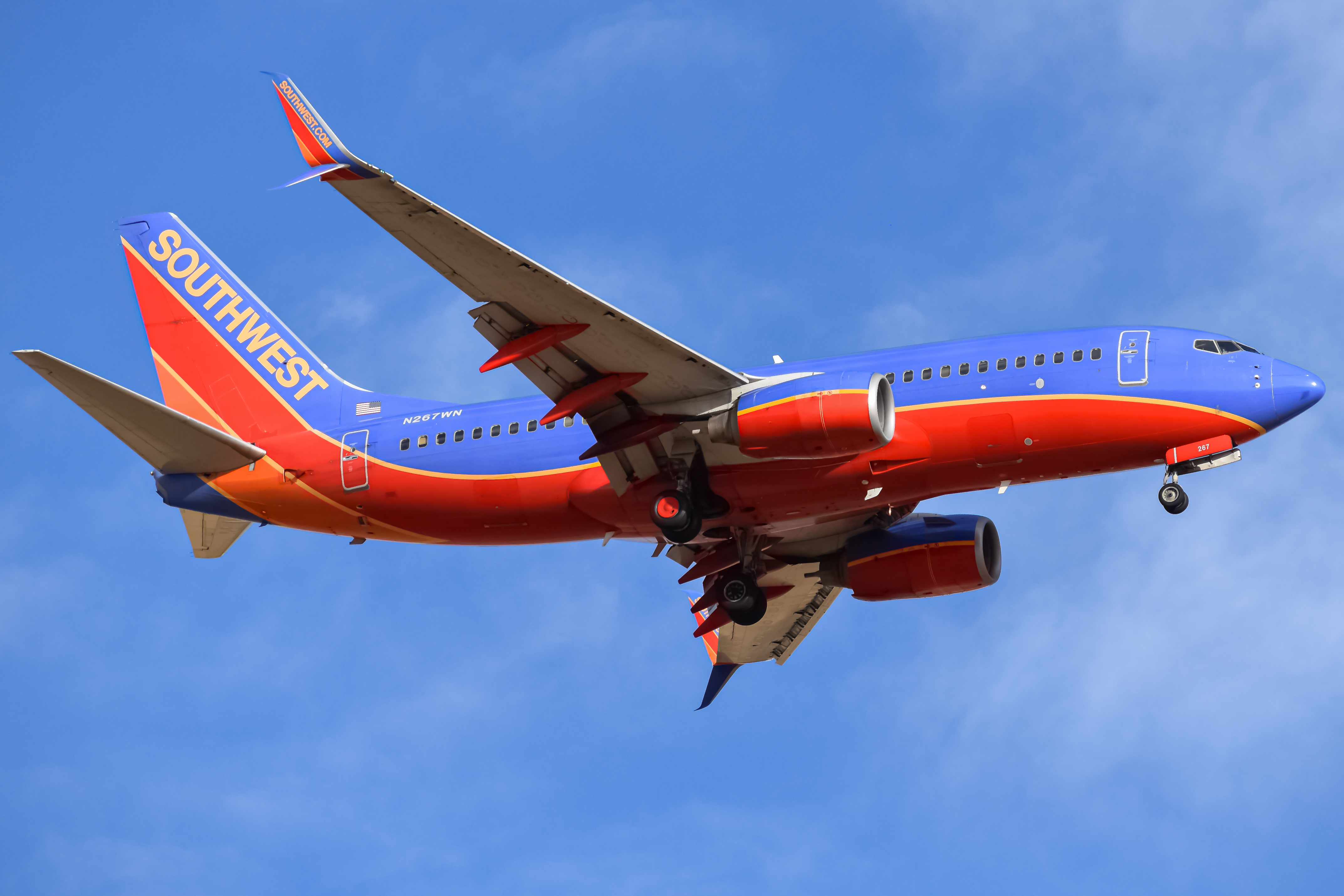 Full size: Southwest Airlines Boeing 737-700 N267WN at Denver International Airport