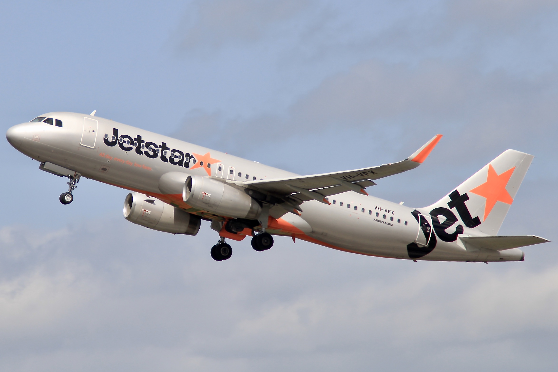 Full size: JetStar Airways Airbus A320 VH-VFX at Auckland International Airport