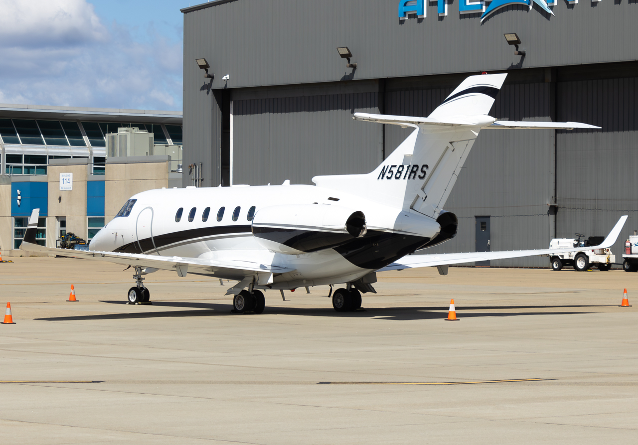 Full size: PRIVATE Raytheon Hawker 900XP N581RS at Pittsburgh International Airport