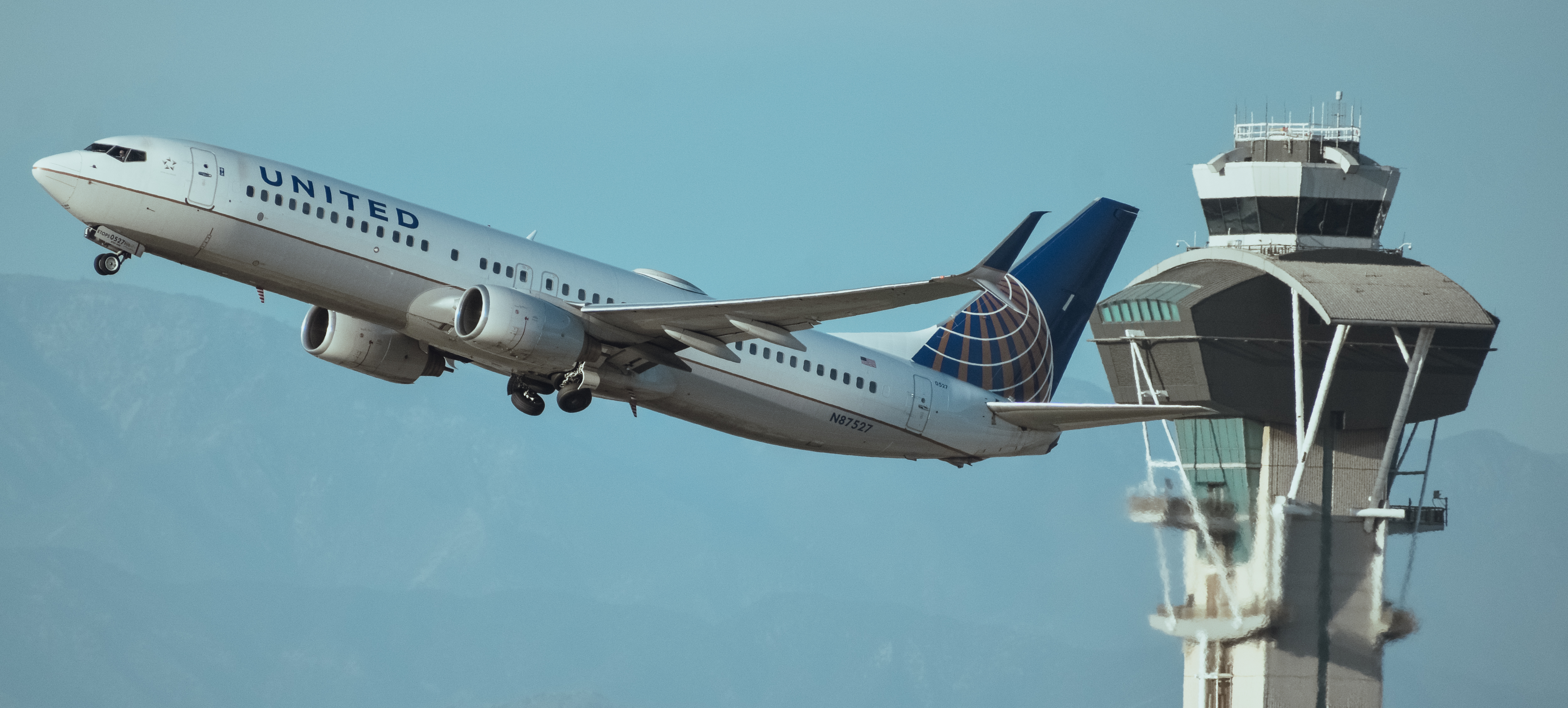 Full size: United Airlines Boeing 737-800 N87527 at Los Angeles International Airport