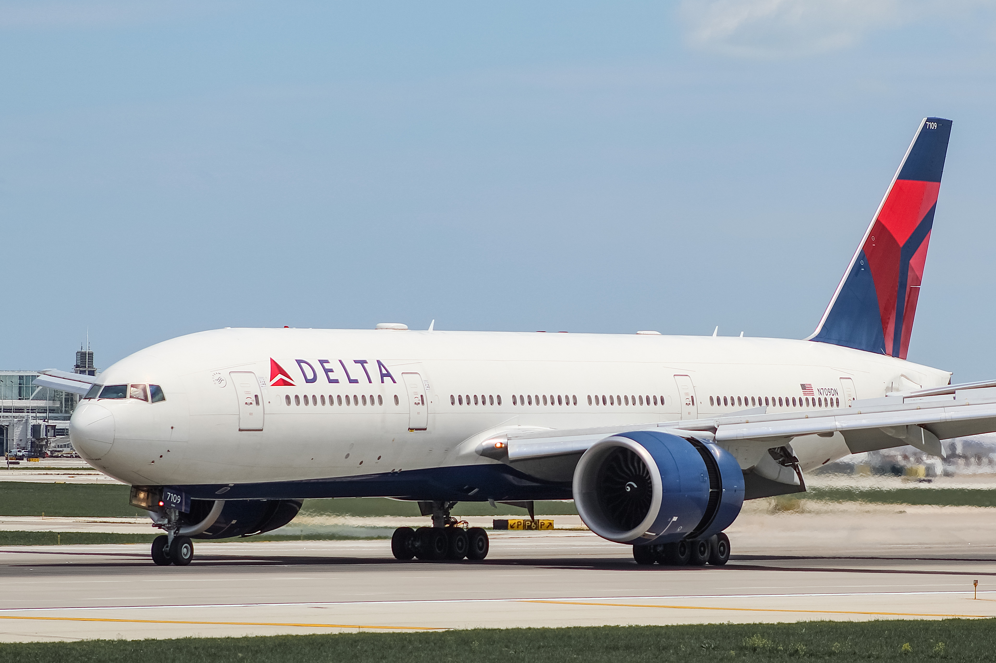 Full size: Delta Airlines Boeing 777-200LR N709DN at Chicago O'Hare International Airport