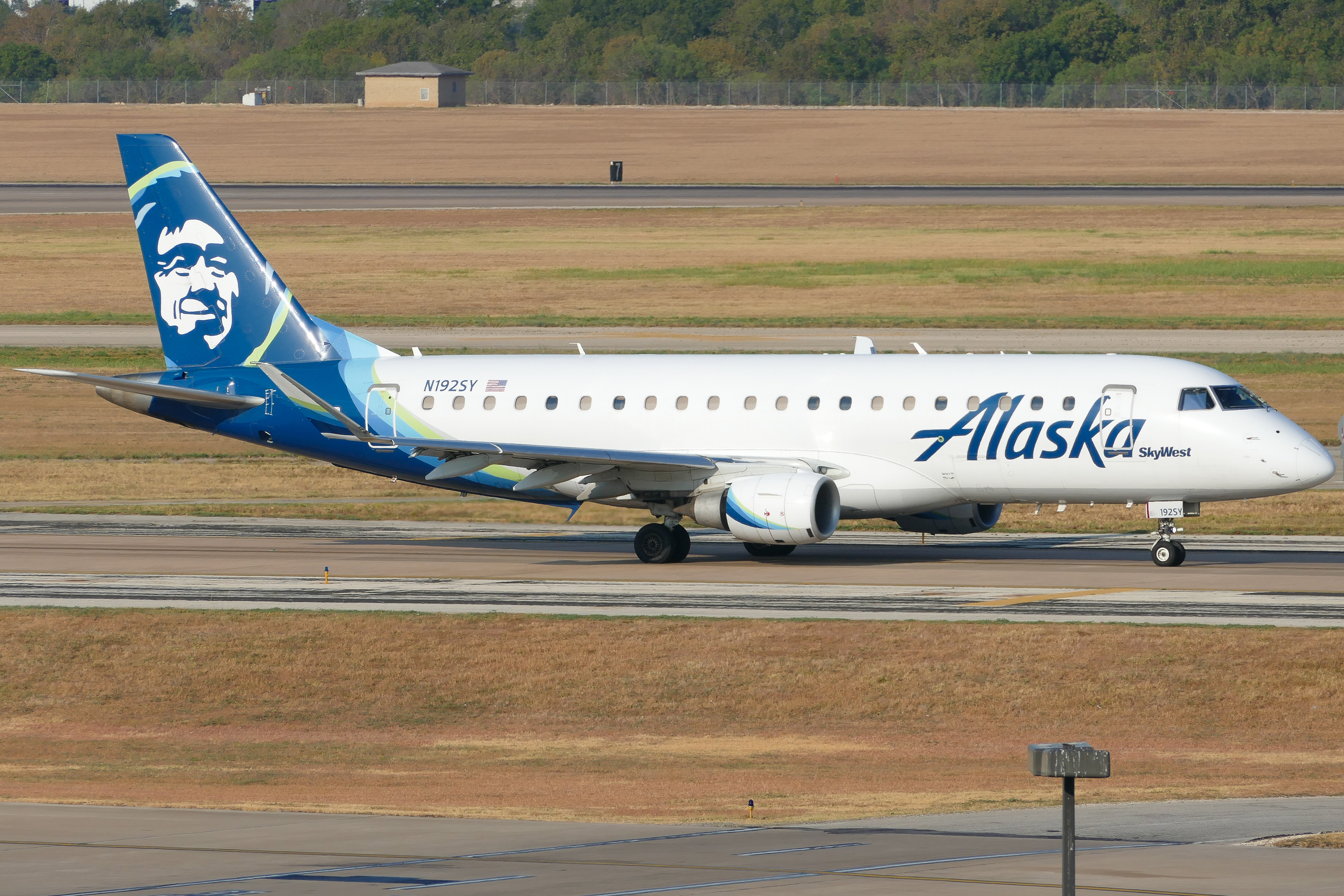 Full size: Alaska Airlines Embraer E175 N192SY at Austin-Bergstrom International Airport