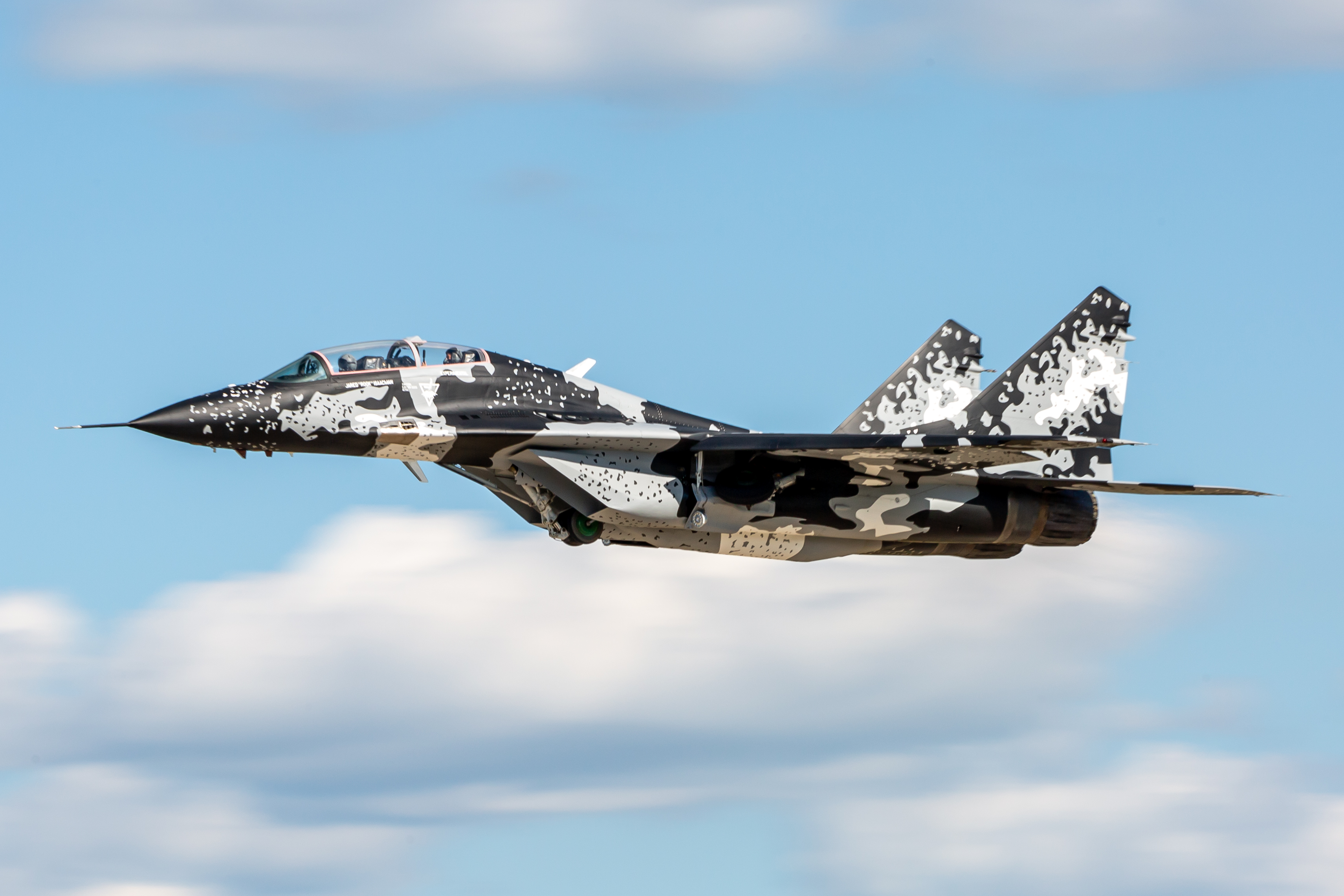 Full size: PRIVATE Mikoyan-Gurevich MiG-29 N29UB at Wittman Regional Airport