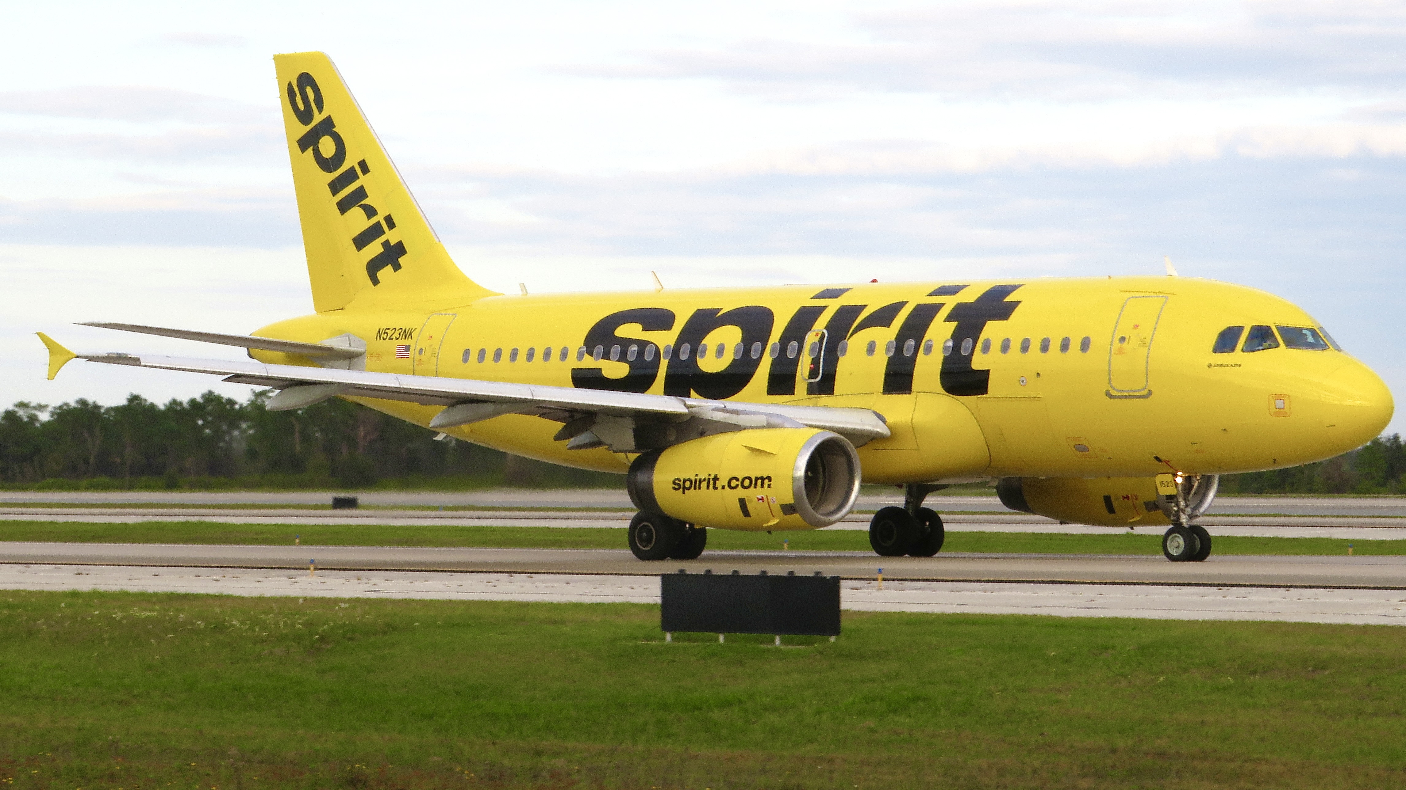 Full size: Spirit Airlines Airbus A319 N523NK at Orlando International Airport