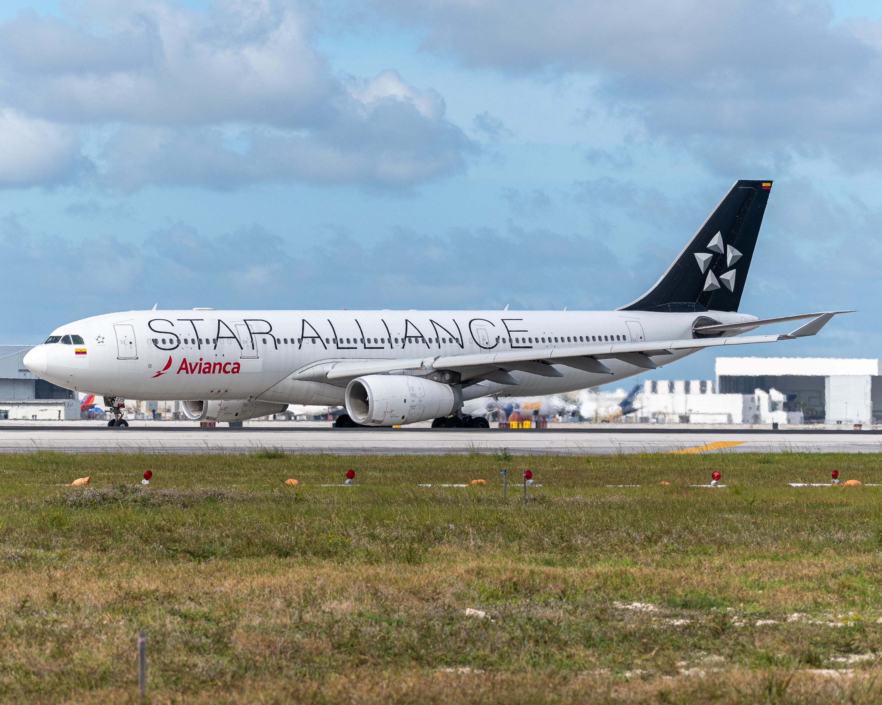 Full size: Avianca Airbus A330-200 N279AV at Miami International Airport