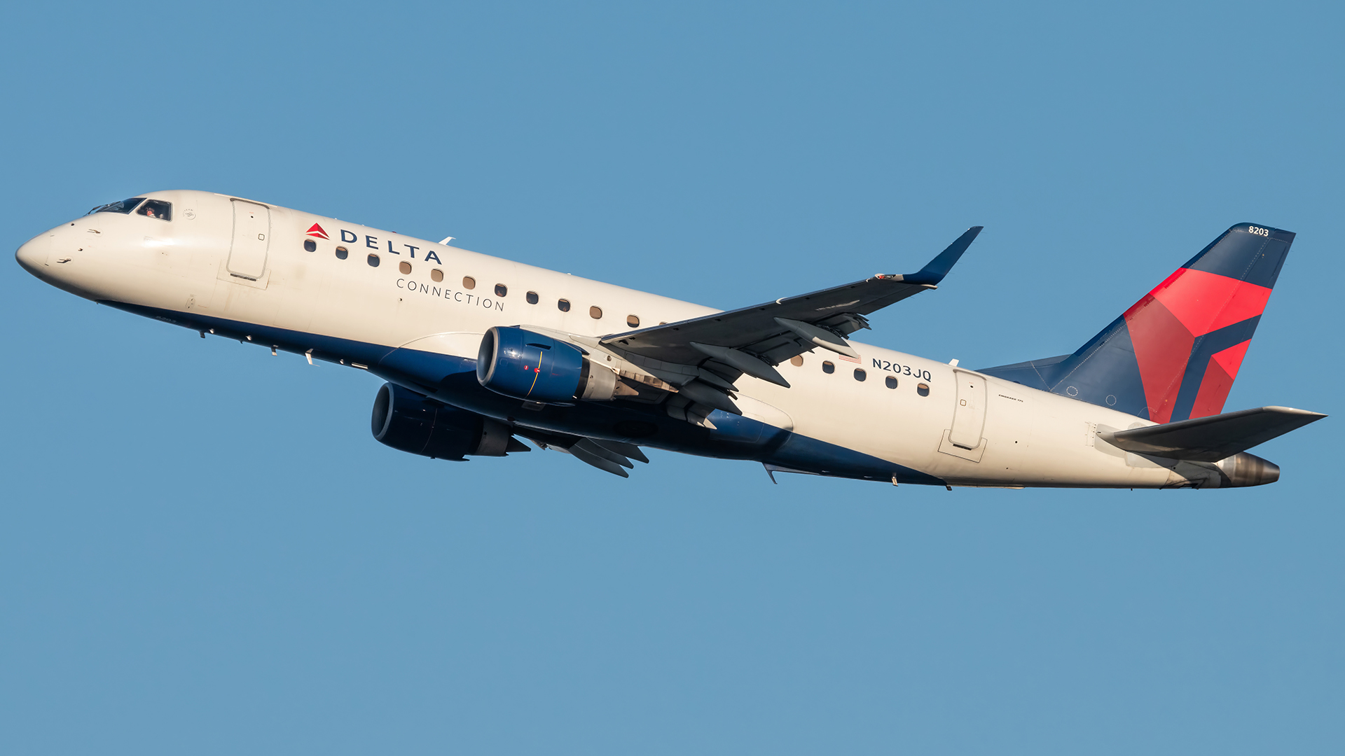 Full size: Republic Airways Embraer E175 N203JQ at Ronald Reagan National Airport