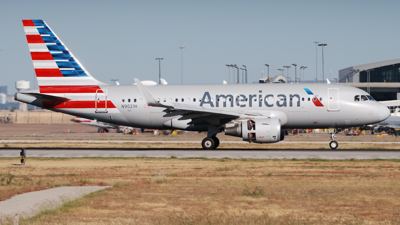 Full size: American Airlines Airbus A319 N9021H at Dallas-Fort Worth International Airport