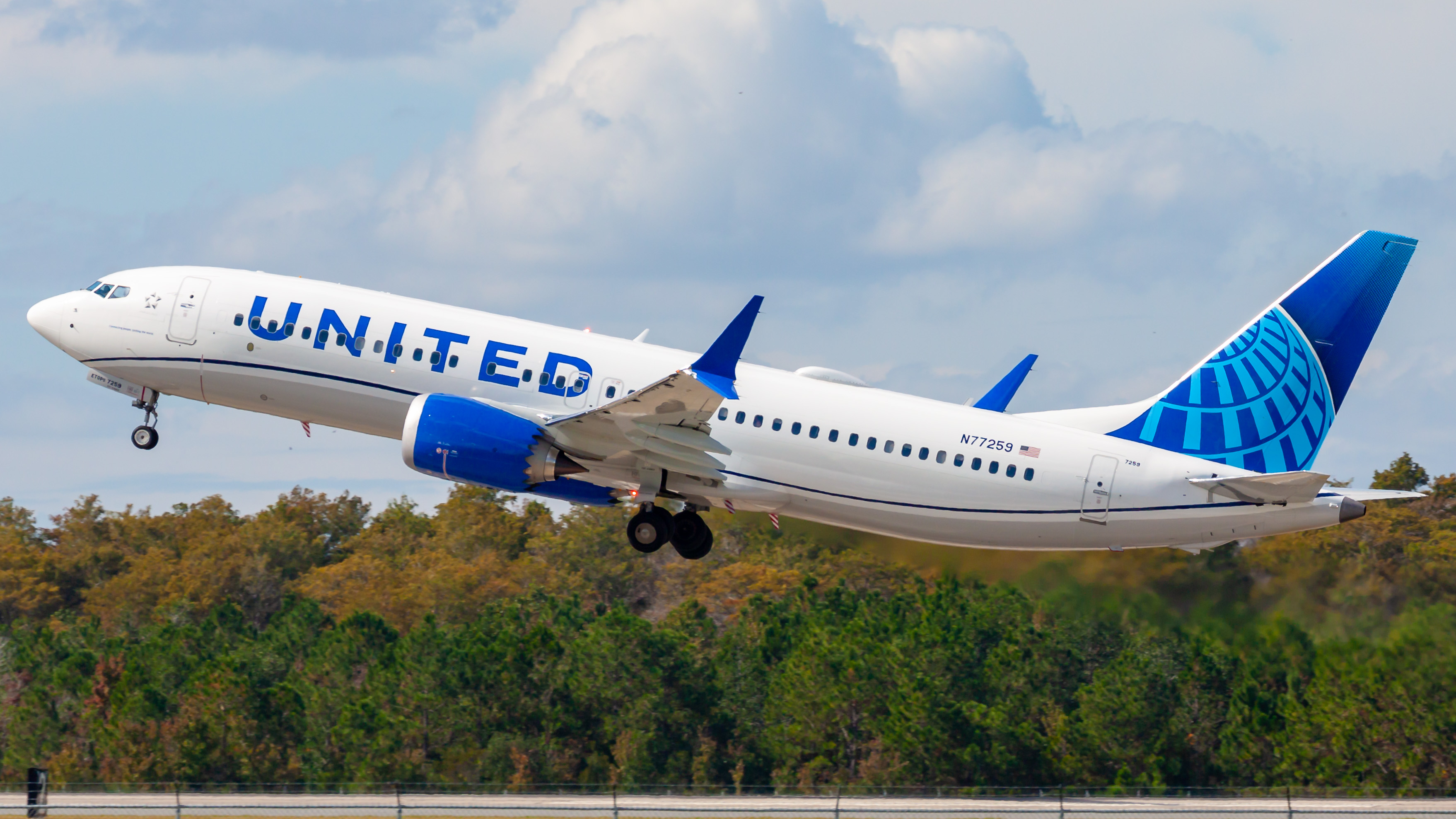 Full size: United Airlines Boeing 737 MAX 8 N77259 at Orlando International Airport