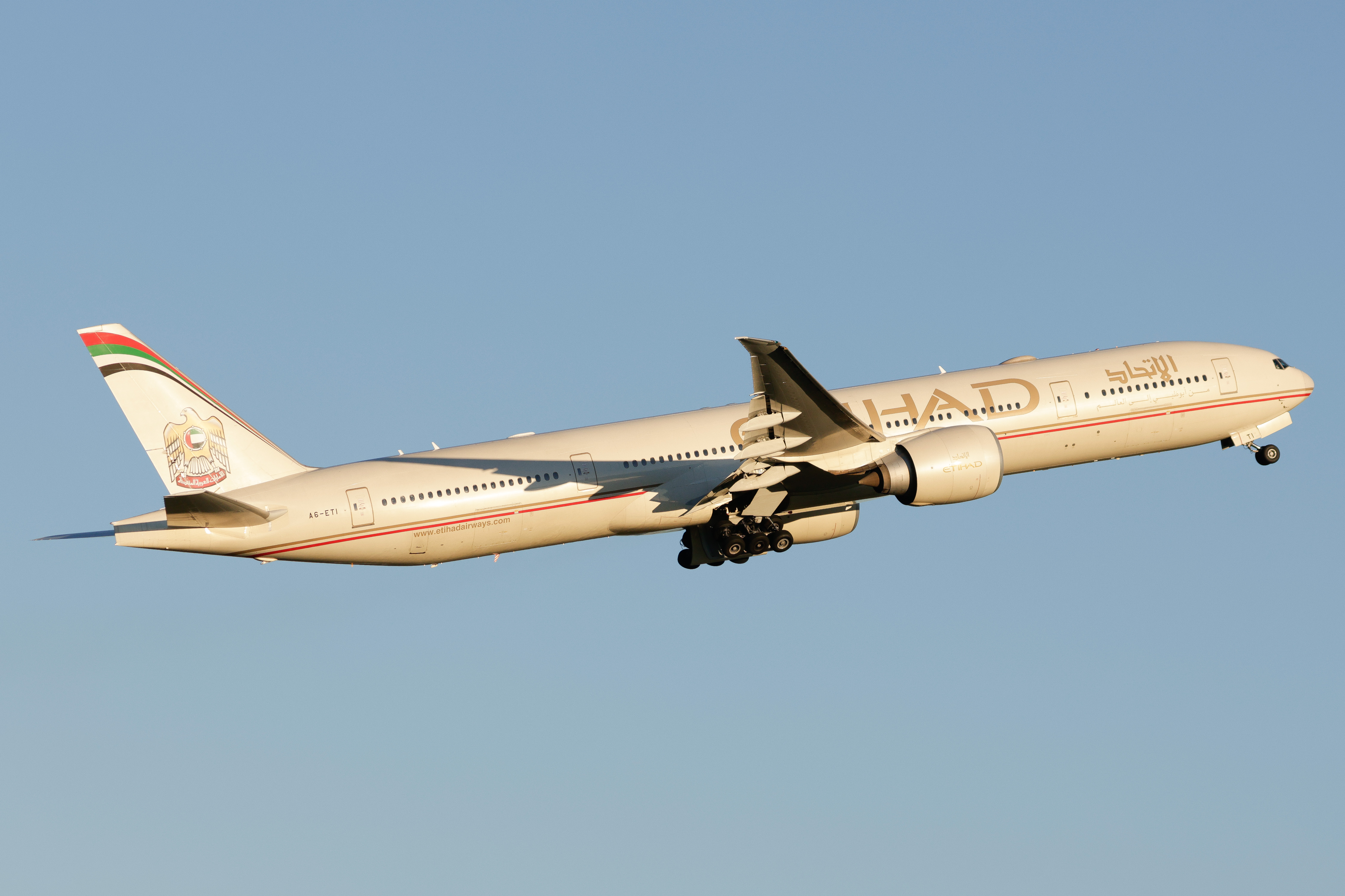 Full size: Etihad Airways Boeing 777-300ER A6-ETI at General Mitchell International Airport