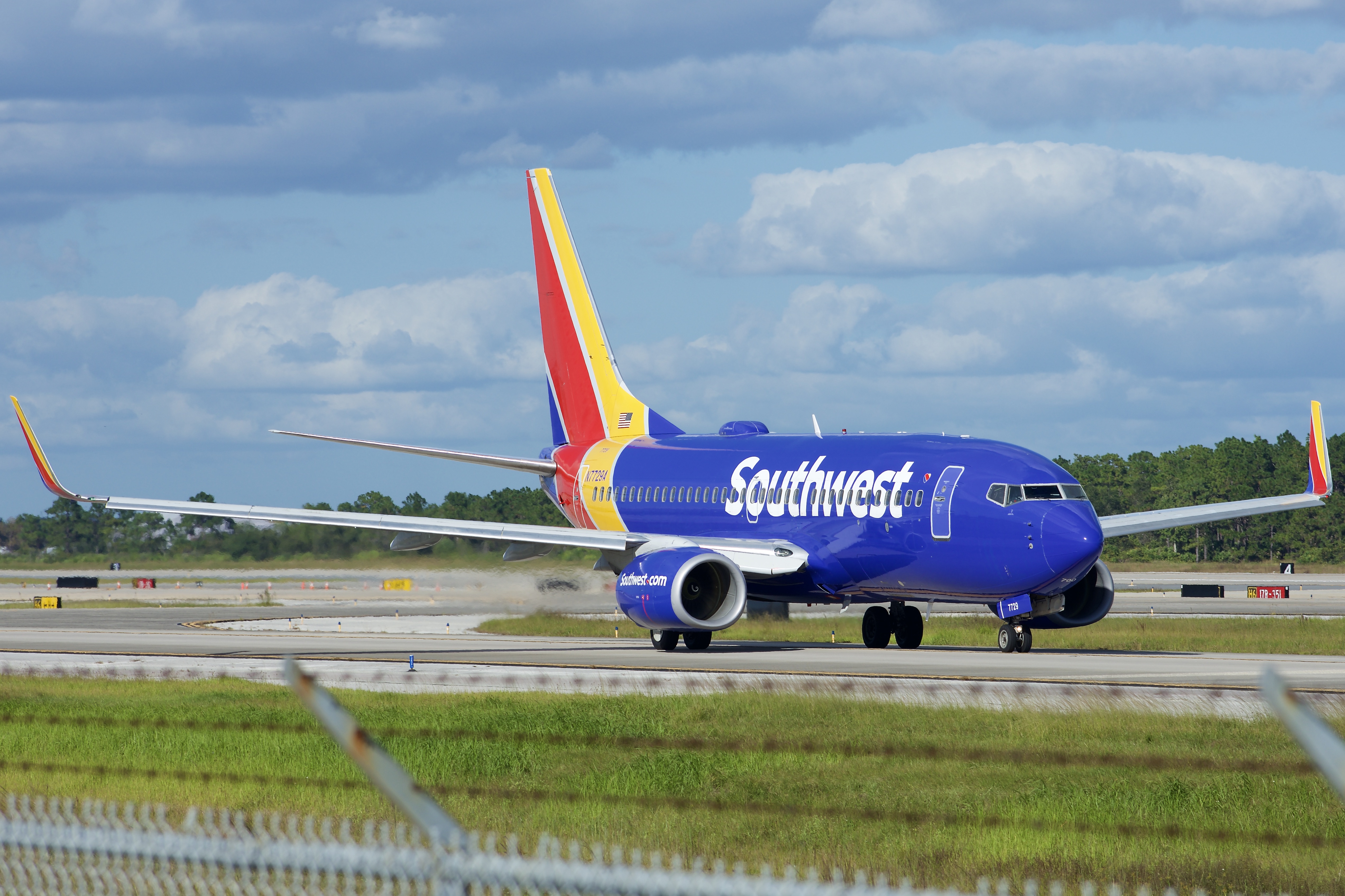 Full size: Southwest Airlines Boeing 737-700 N7729A at Orlando International Airport