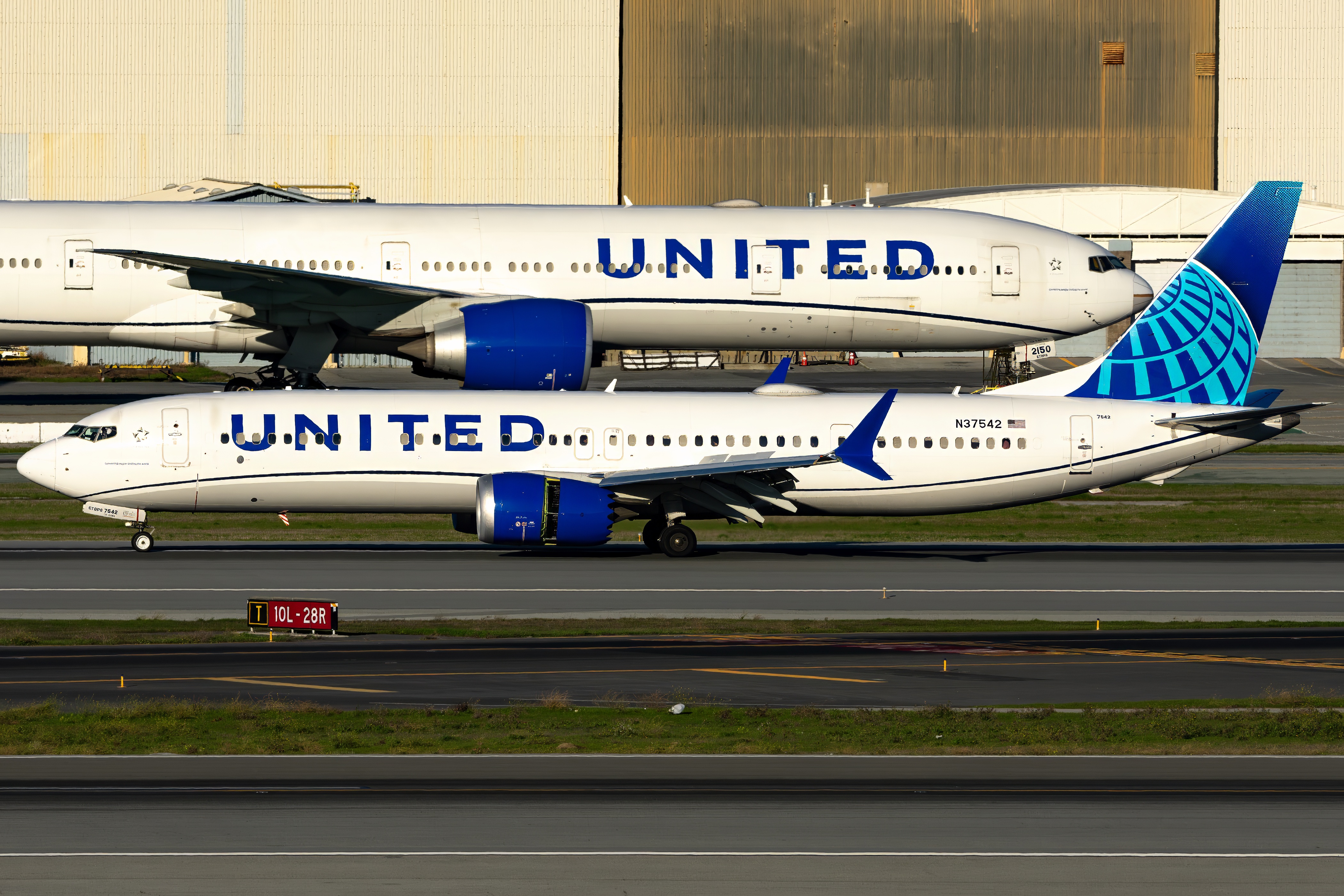 Full size: United Airlines Boeing 737 MAX 9 N37542 at San Francisco International Airport